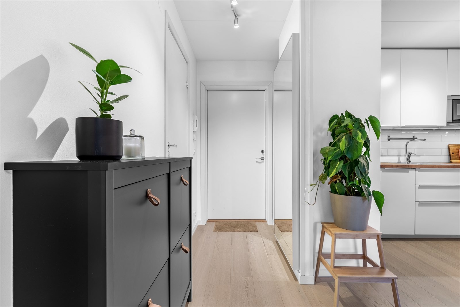 Velkommen inn! Fra opparbeidede fellesarealer har du enkel heis-/trappeadkomst til 4. etasje og leiligheten som har en ettertraktet beliggenhet på enden. Galleribilde