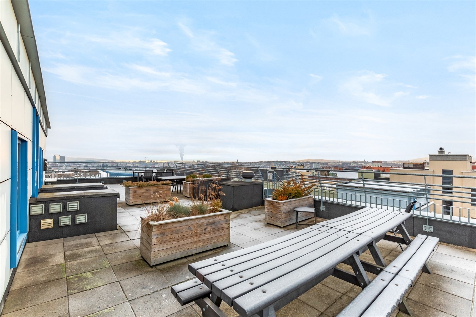 Takterrassen er et ideelt sted for avslapning, soling eller hyggelige samlinger sammen med gode venner og familie. Galleribilde