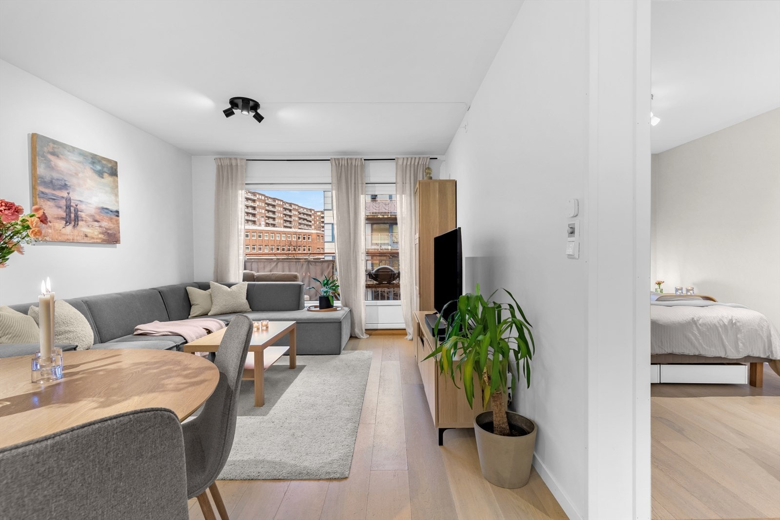 Drømmer du om et innflytningsklart hjem med gode rom, lun stemning og masse sjarm? Da er denne boligen for deg! Galleribilde