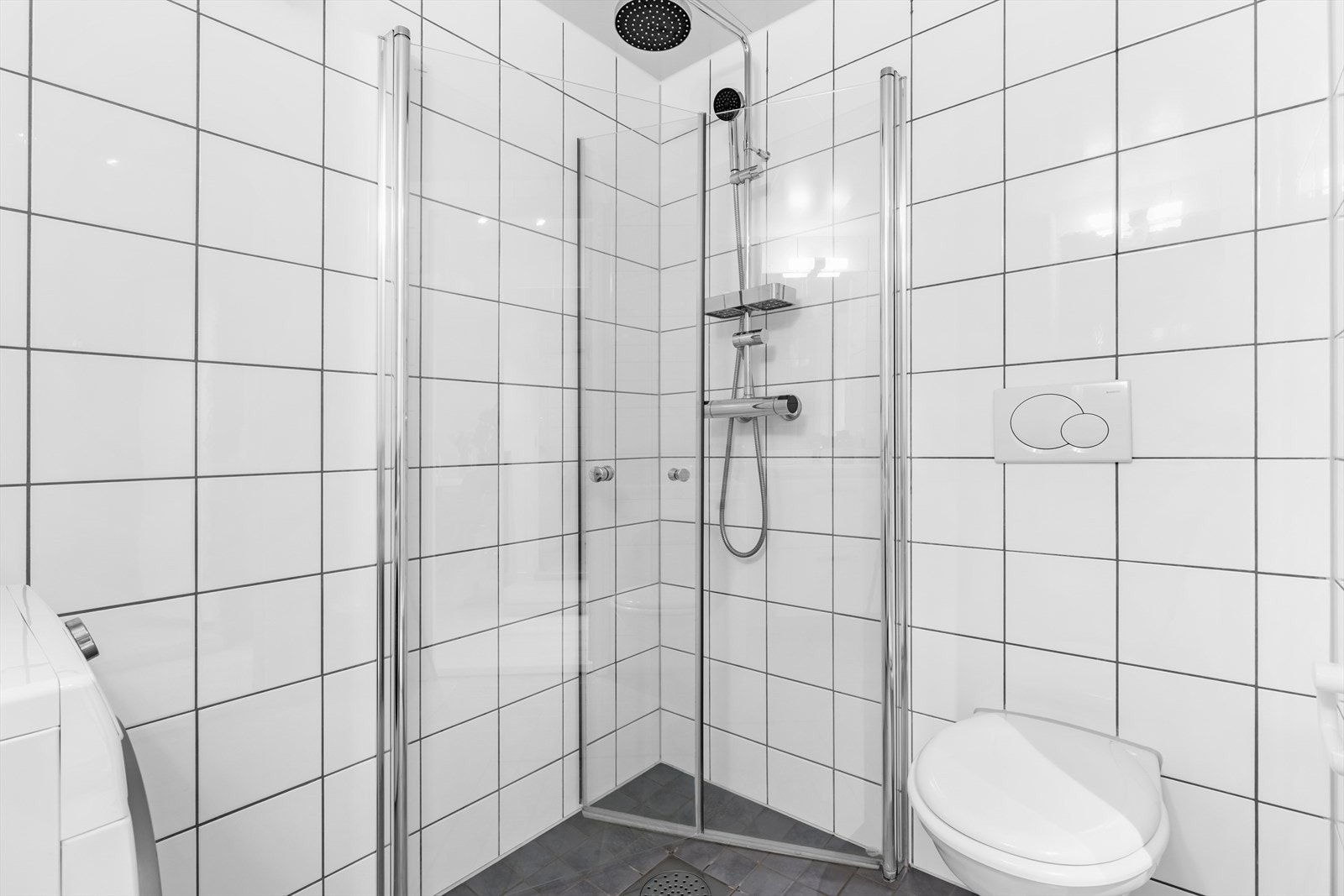 Oppgradert innredning fra 2015/16 inkluderer veggmonterte dusjdører og WC, servant med underskap, speil med lys over, samt et praktisk overskap for ekstra oppbevaring. Her er det også opplegg for vaskemaskin. Galleribilde