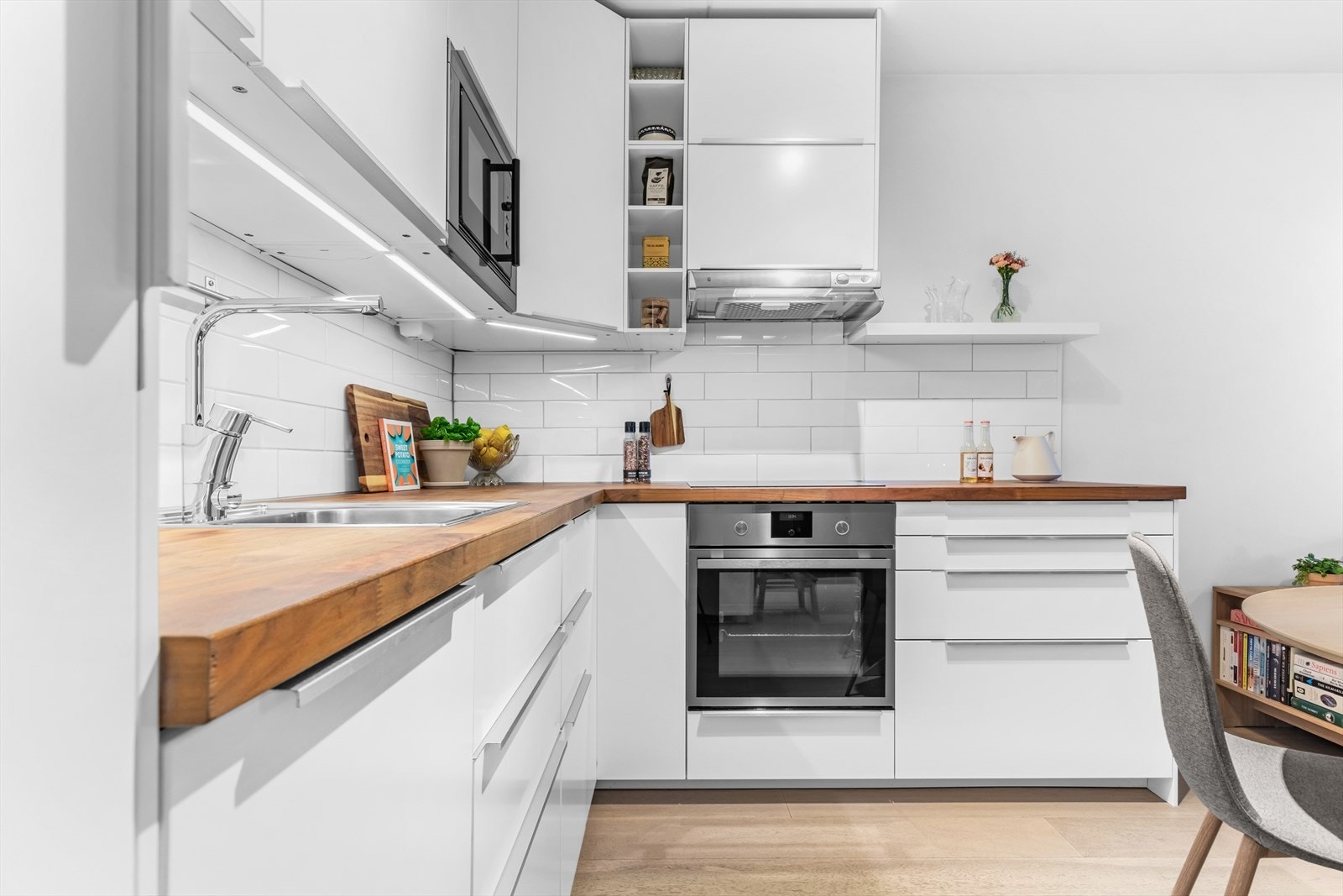 Kjøkkenet er utstyrt med moderne, integrerte hvitevarer, inkludert komfyr, platetopp, smal oppvaskmaskin, mikrobølgeovn og kjøl/fryseskap. Galleribilde