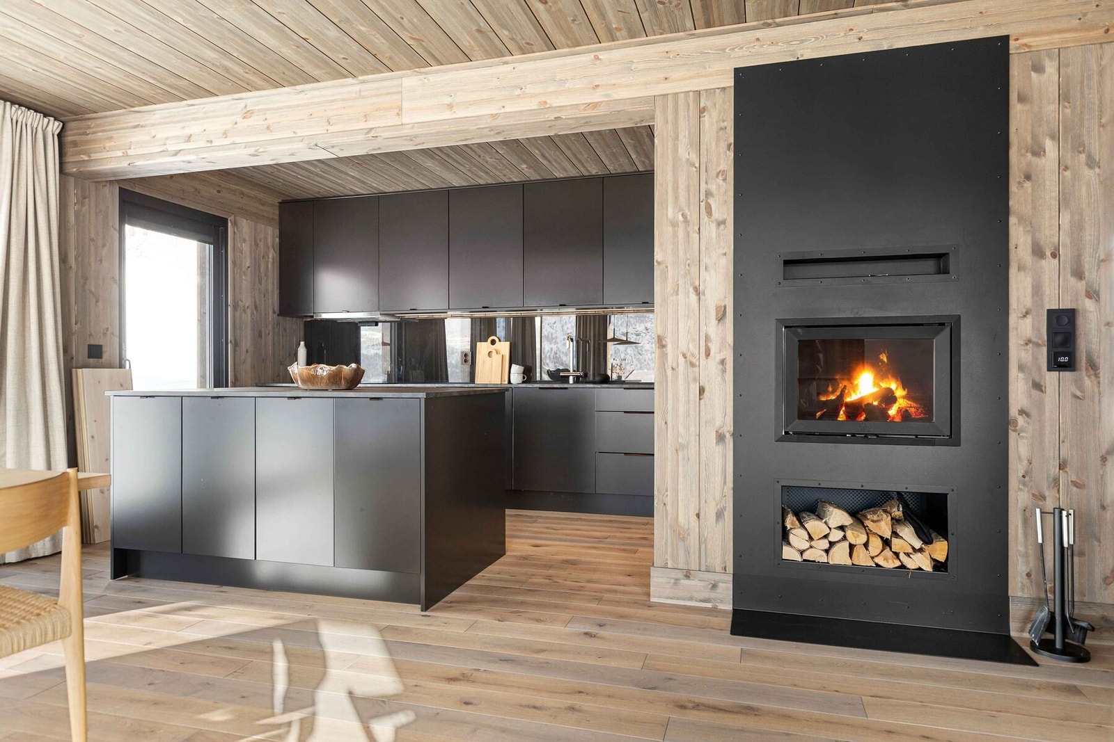 Noen av sokkel-modellene har integrert peis i veggen. Galleribilde