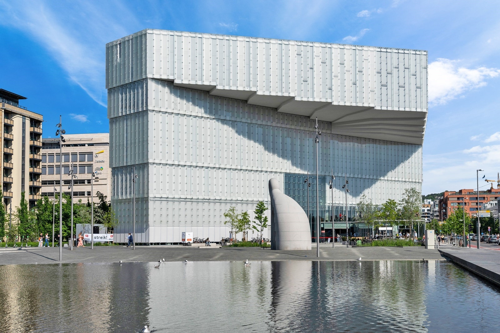 Deichman Bjørvika er hele Oslos hovedbibliotek og kan by på hele 6 etasjer med litteratur, lese- og studieplasser, og mye mer. Det er dessuten det eneste biblioteket som er åpent og bemannet på søndager. Galleribilde