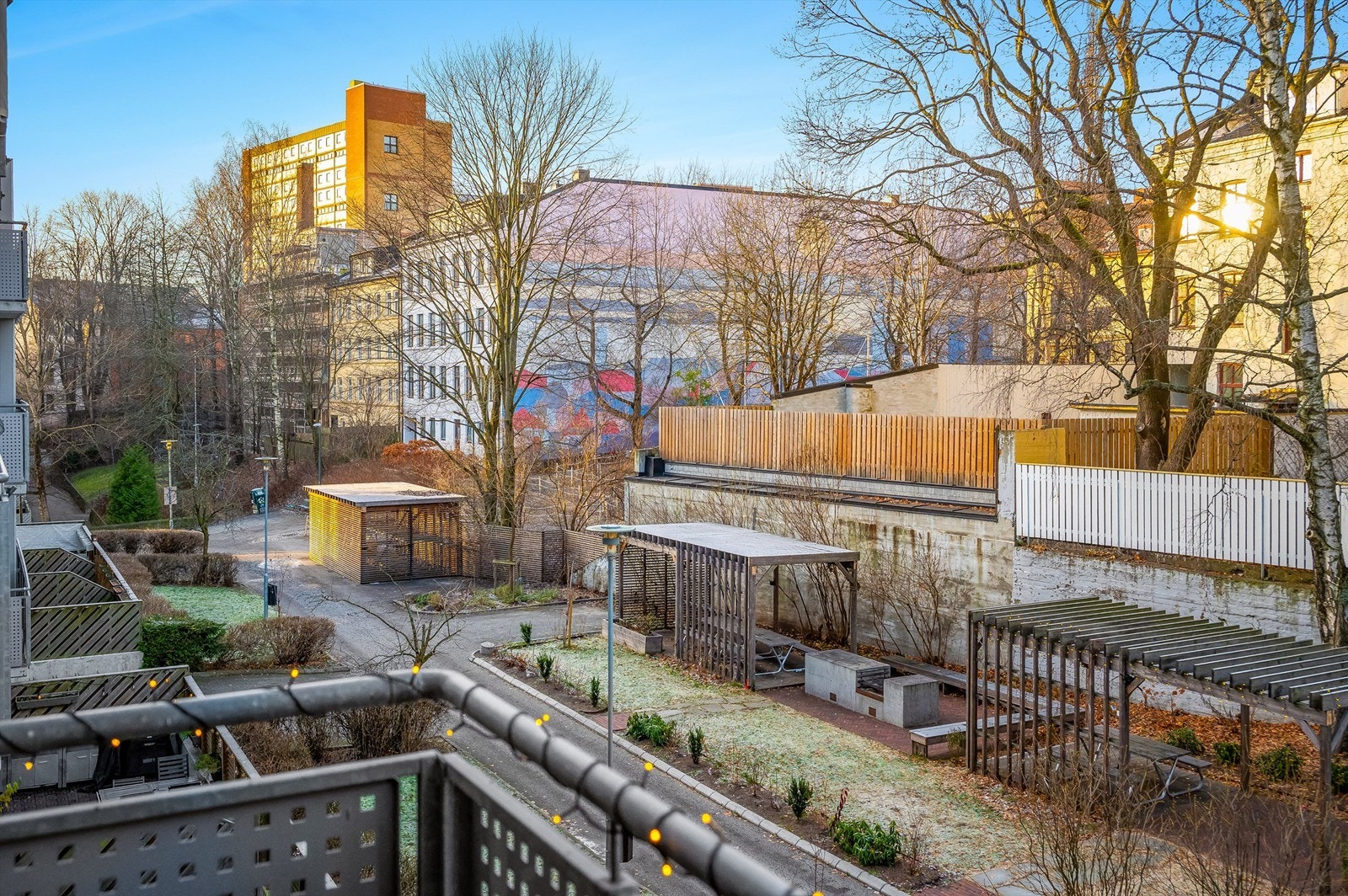 Boligen har en meget flott intern beliggenhet og ute på balkongen kan man nyte utsikten Galleribilde