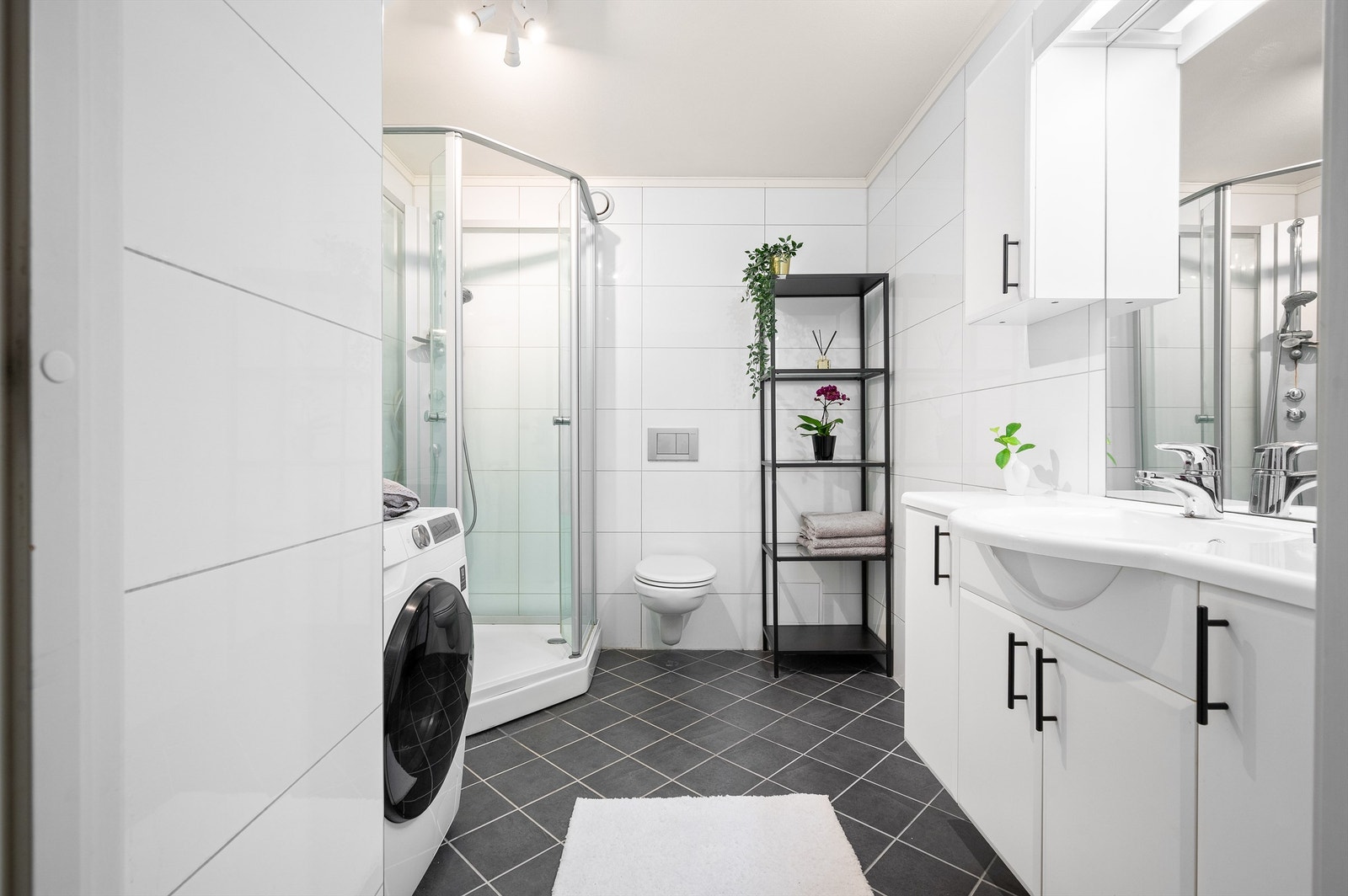 Innredningen består av vegghengt servantskap med servant. Over servanten er det speil og belysning. Galleribilde