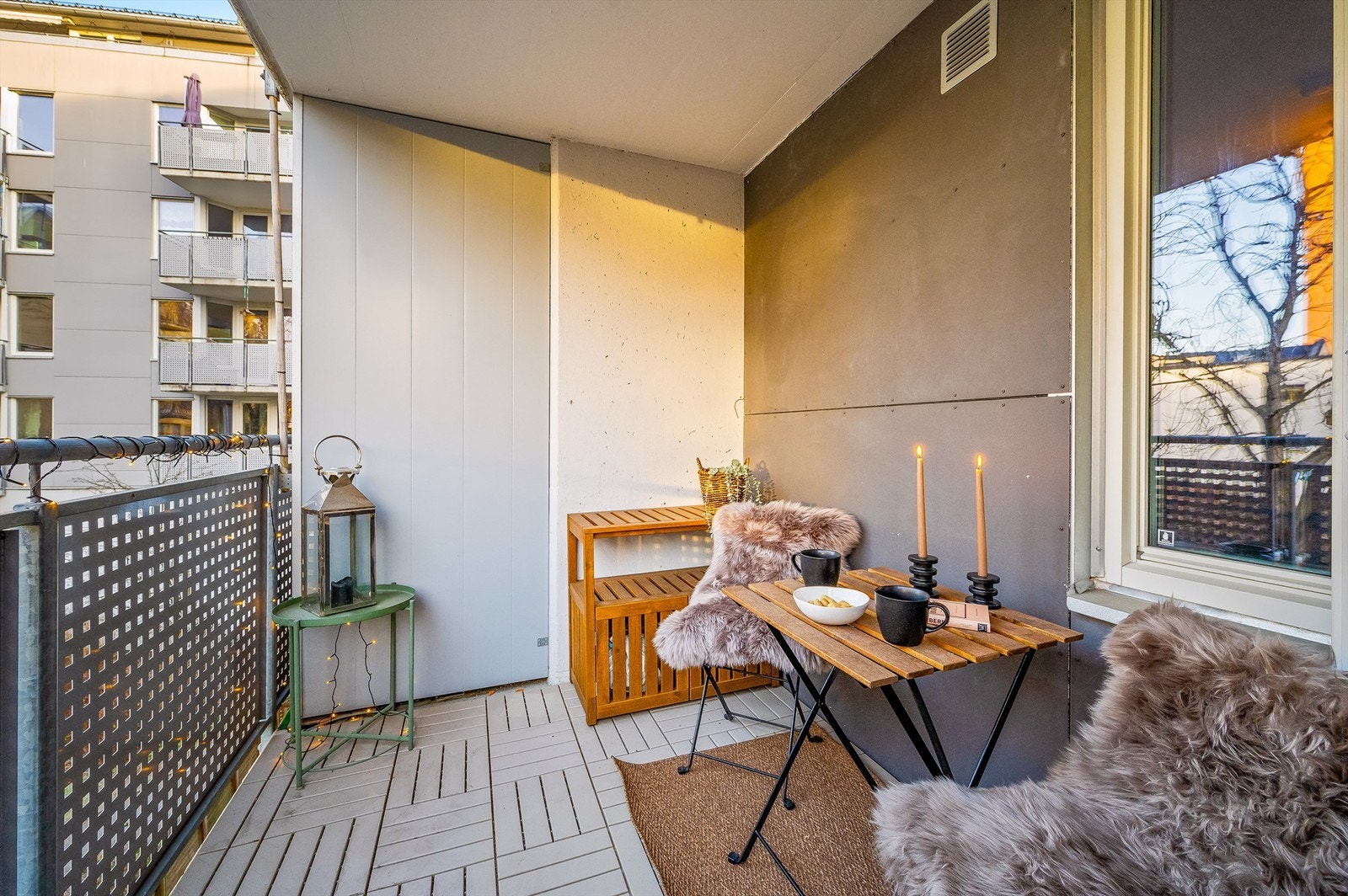 Fra stuen kommer du videre ut til boligens herlige balkong på 6 kvm Galleribilde