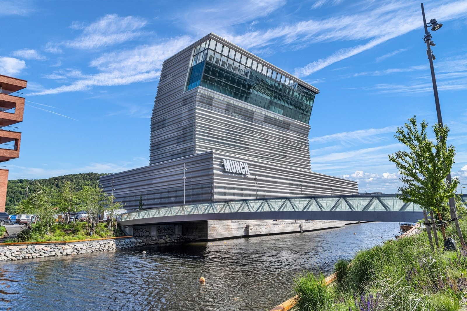 I Bjørvika ligger også Munchmuseet som stod ferdig i 2020. Her får du et flott kunstmuseum, kafé samt både bar og bistro i øverste etasje. Galleribilde