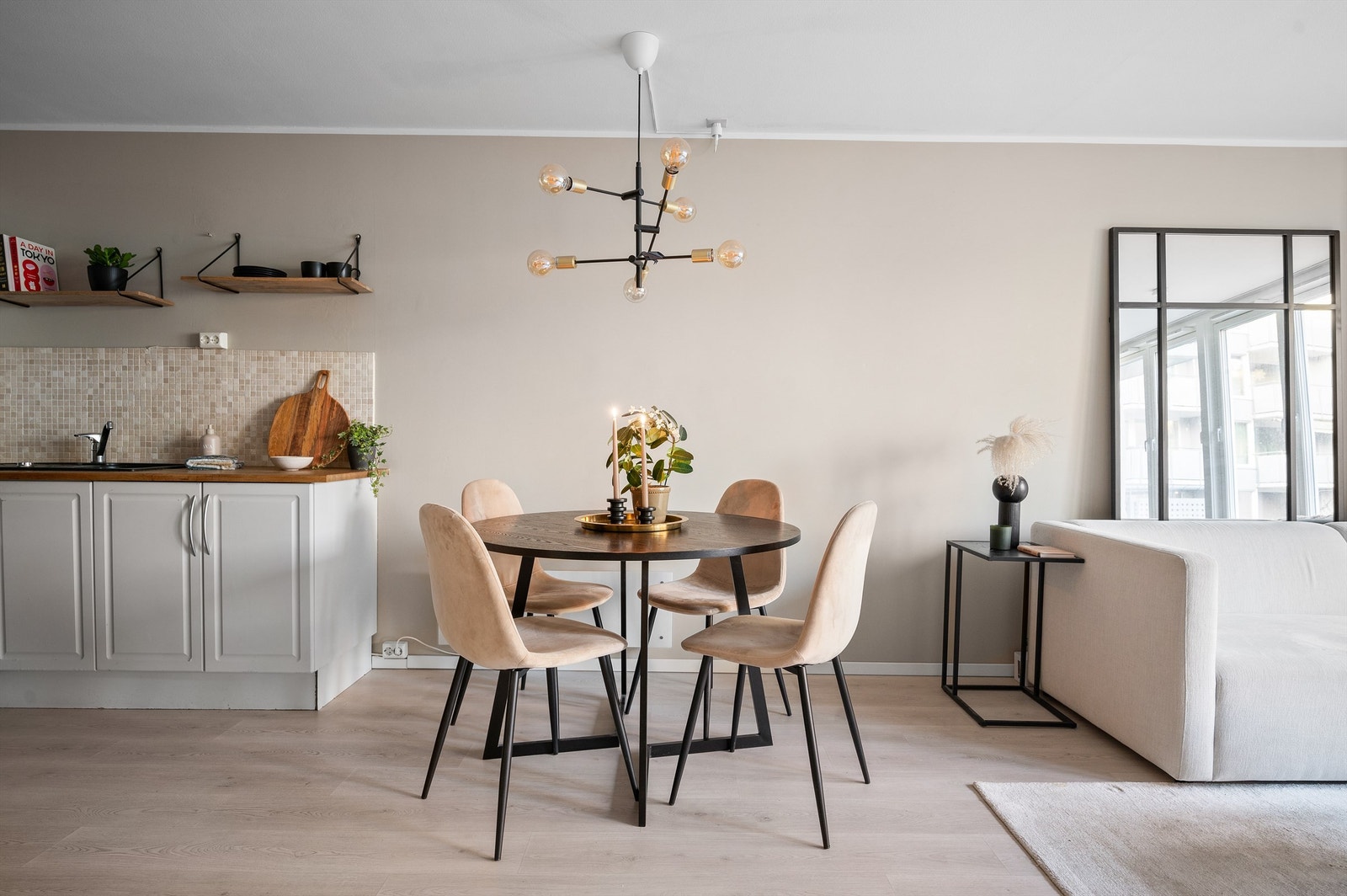 I fin overgang mellom stue og kjøkken er det en naturlig plass for å innrede med et spisebord med gode muligheter for å invitere venner og kjente på middagsselskaper Galleribilde