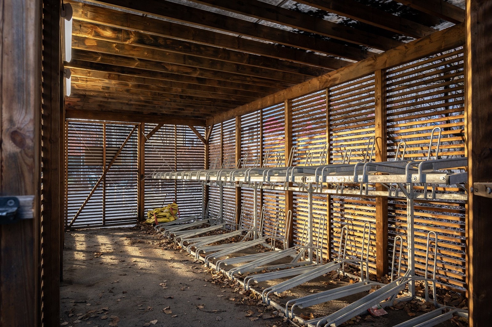 God plass for å parkere sykkelen i bakgården. Galleribilde