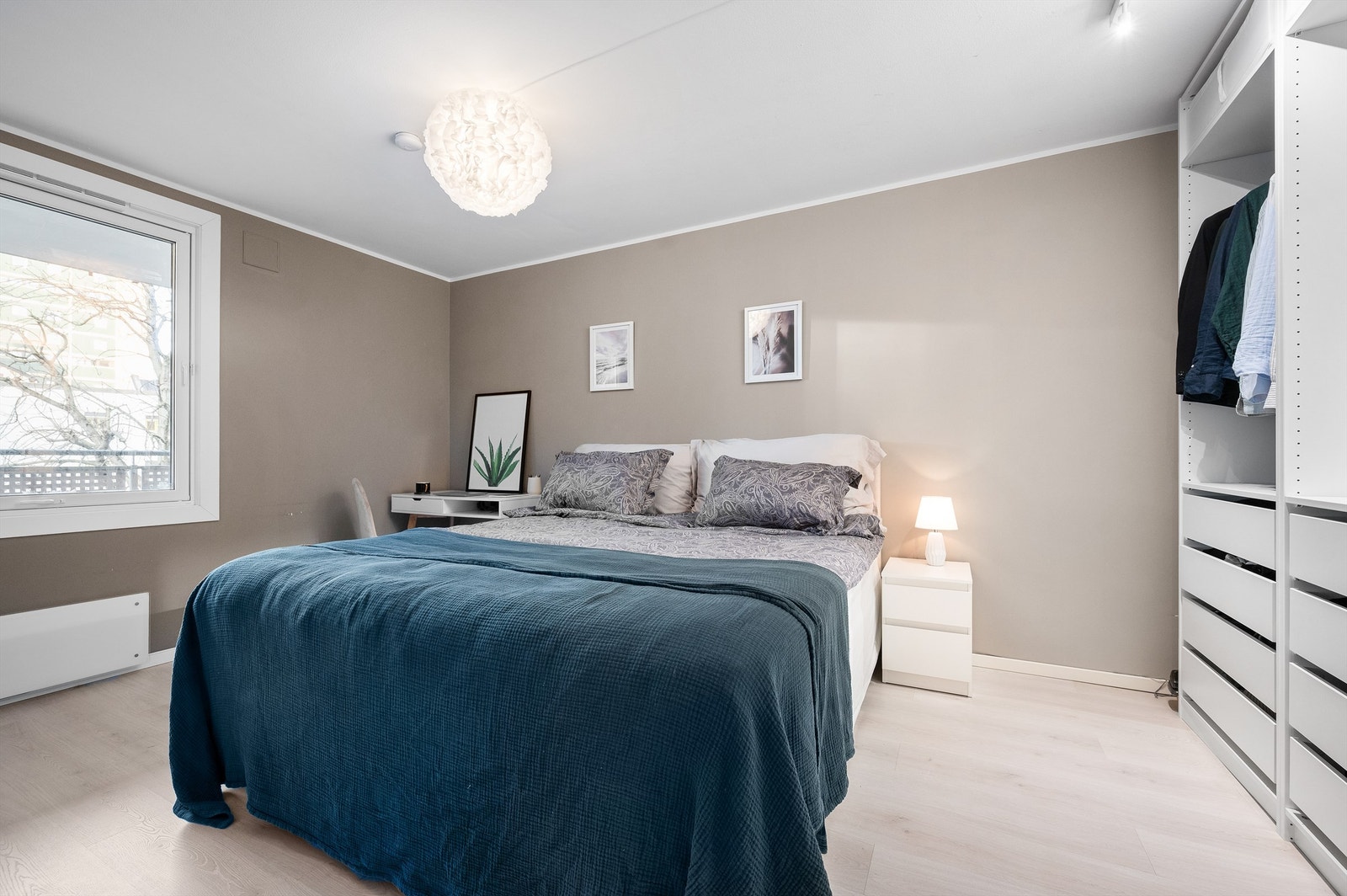 Leilighetens soverom er av god størrelse og kan enkelt innredes med både dobbeltseng og tilhørende nattbord. Galleribilde