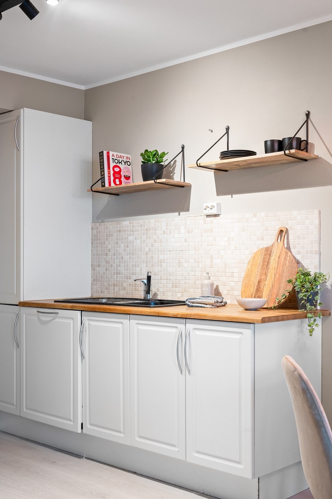 Hvitevarene er sømløst integrert i innredningen og består av platetopp, stekeovn, oppvaskmaskin og kjøleskap/fryser. Galleribilde