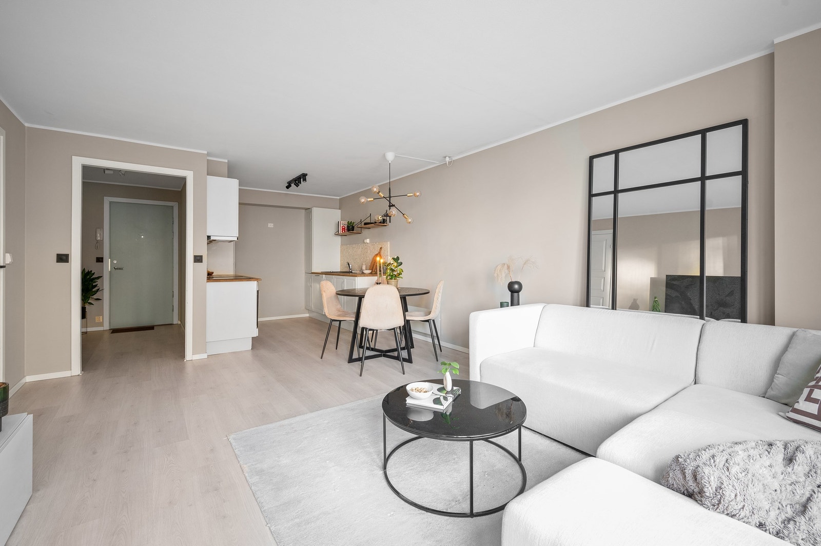 Det er store vindusflater som slipper inn rikelig med lys og skaper en lys og luftig atmosfære i stuen Galleribilde