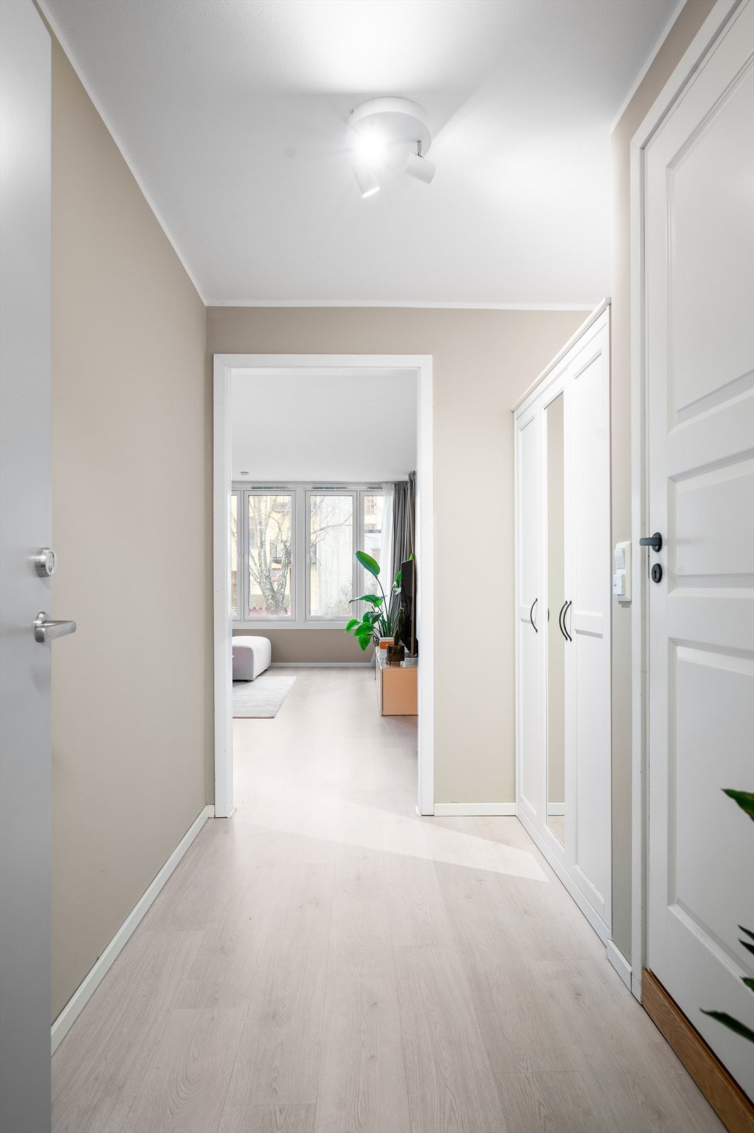 Velkommen inn! Leilighetens entré er lys og innbydende og gir et godt førsteinntrykk av boligen. Galleribilde