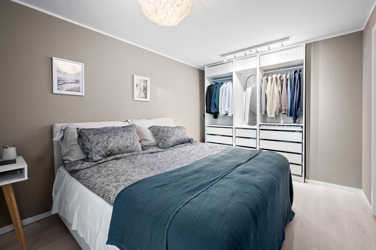 Det er rikelig med oppbevaringsplass i en romslig garderobeløsning. Galleribilde