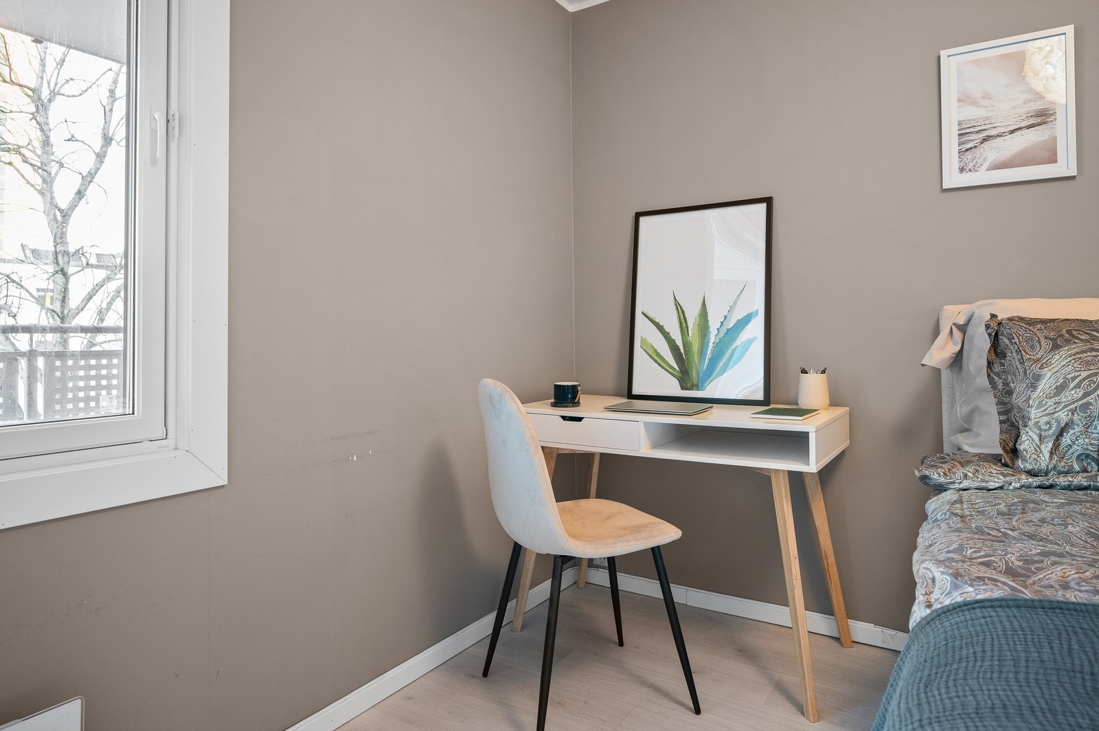 Rommet er holdt i duse og behagelige nyanser - perfekte for soverommet. Galleribilde