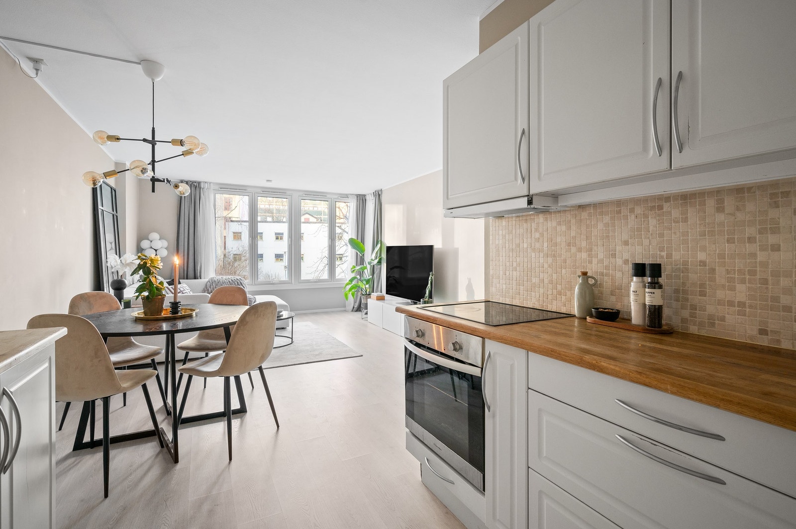 For mange er kjøkkenet det viktigste rommet i boligen. Her er kjøkkenet holdt i en sosial åpen løsning mot stuen, noe som gir deg god kommunikasjon med gjestene. Galleribilde