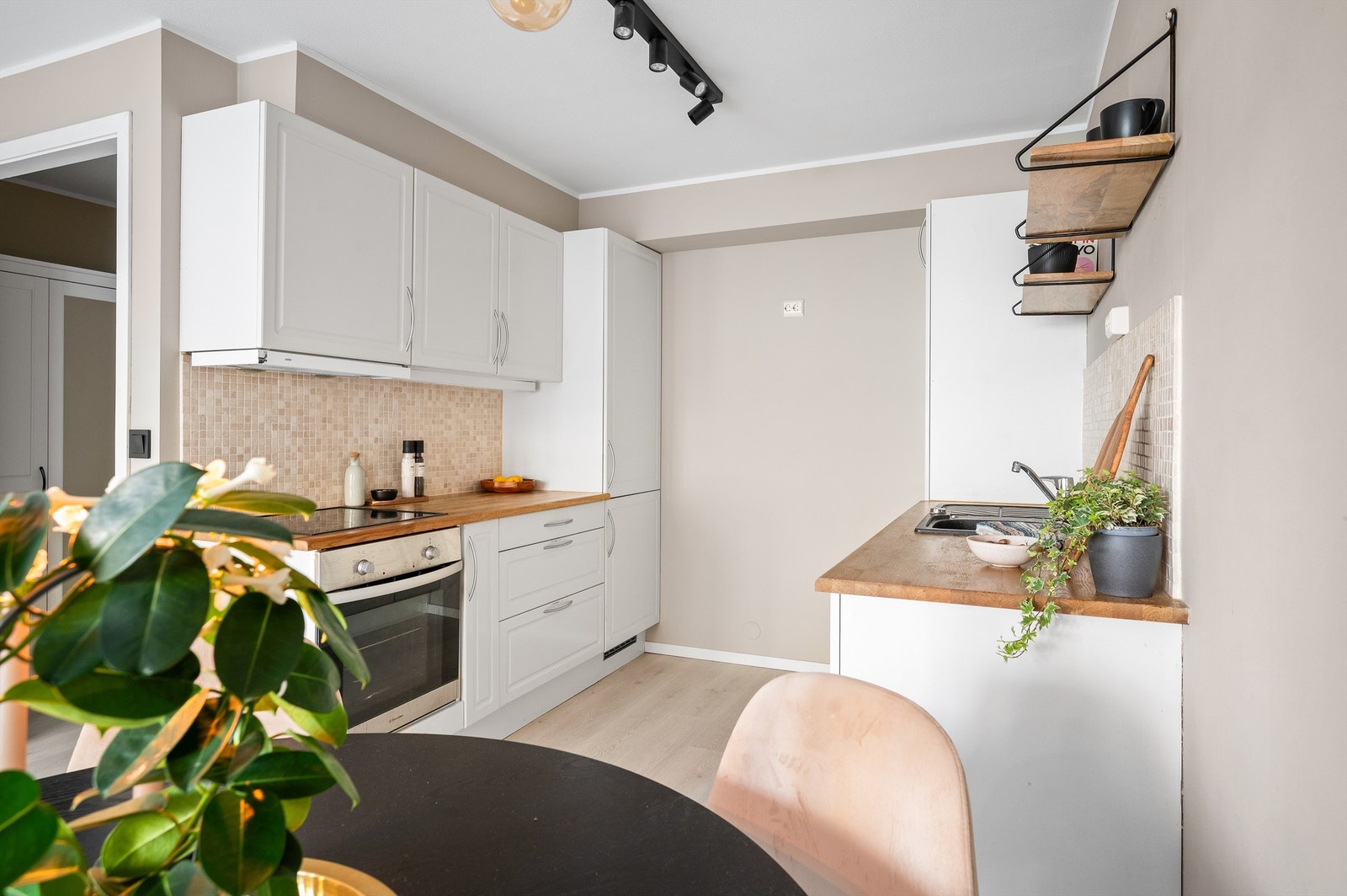 Det er rikelig med oppbevaringsplass i både skuffer og skap. Den gode benkeplassen gjør det enkelt å diske opp lekre middager. Galleribilde