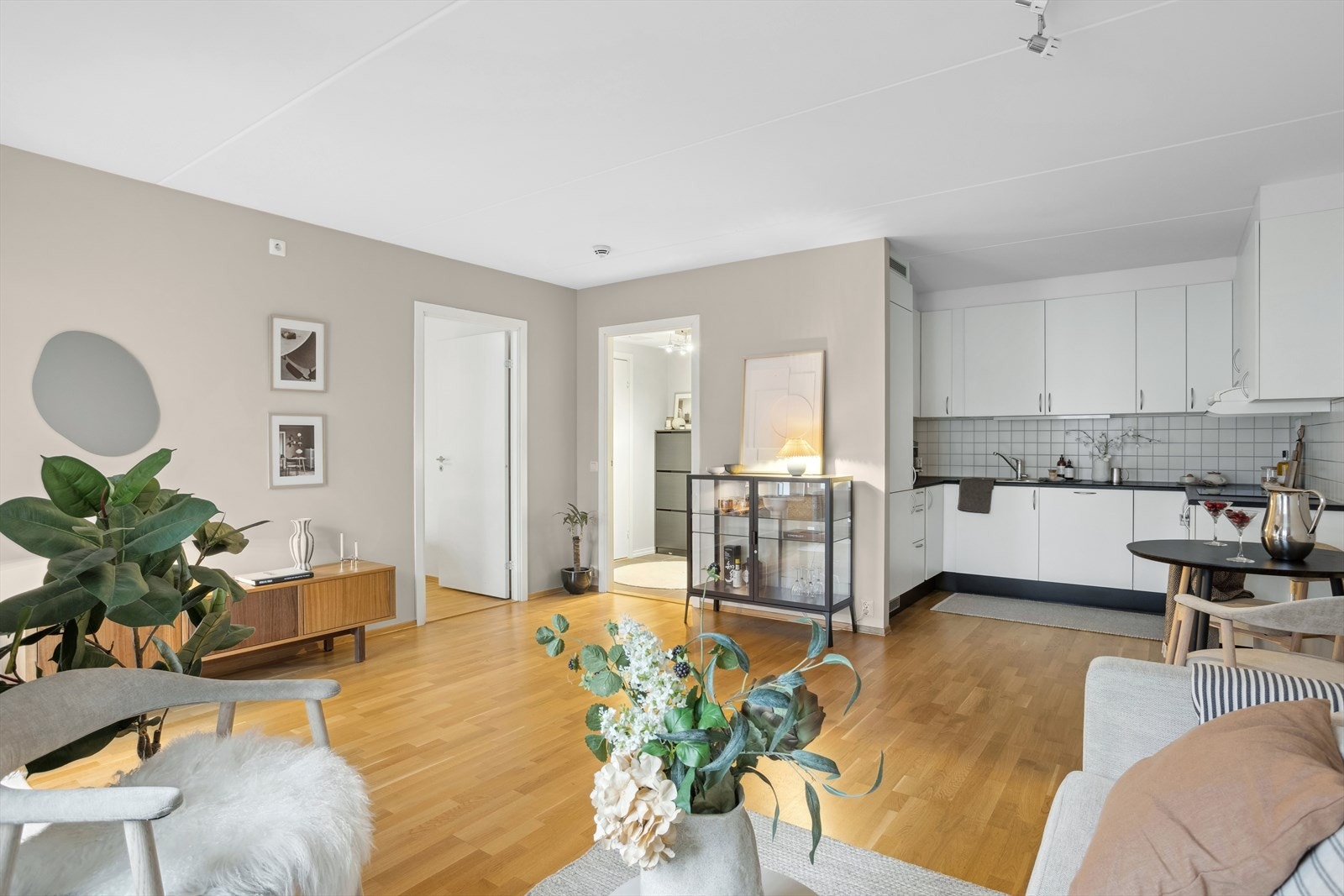 Kjøkkenet og stuen ligger i åpen løsning. Galleribilde