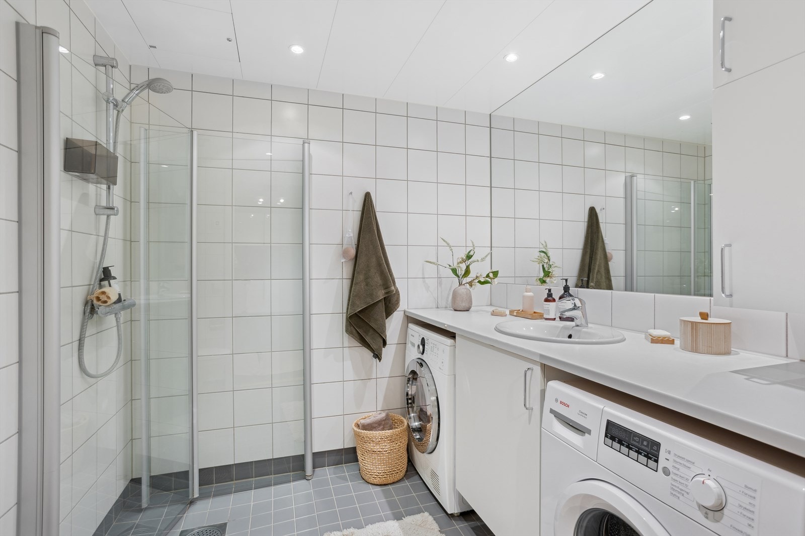 Pent flislagt baderom med downlights i tak og varmekabler i gulv. Galleribilde