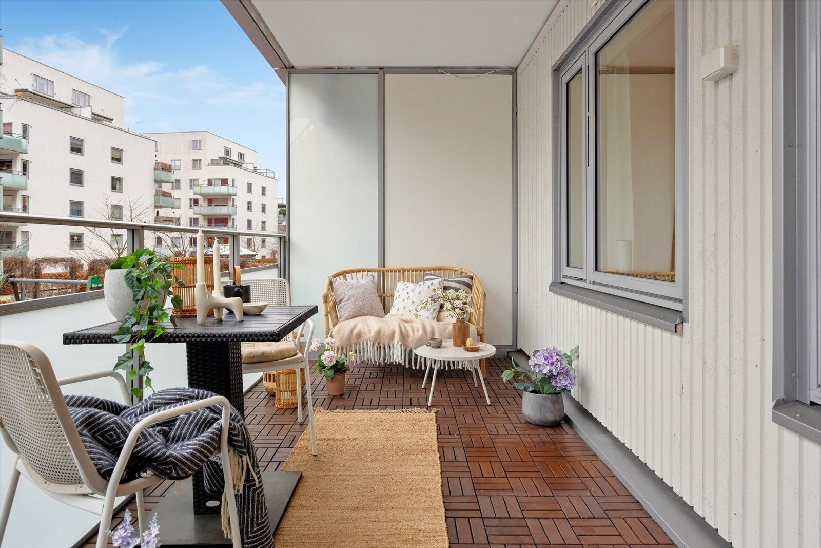 Balkongen fungerer som en naturlig forlengelse av stuen. Galleribilde