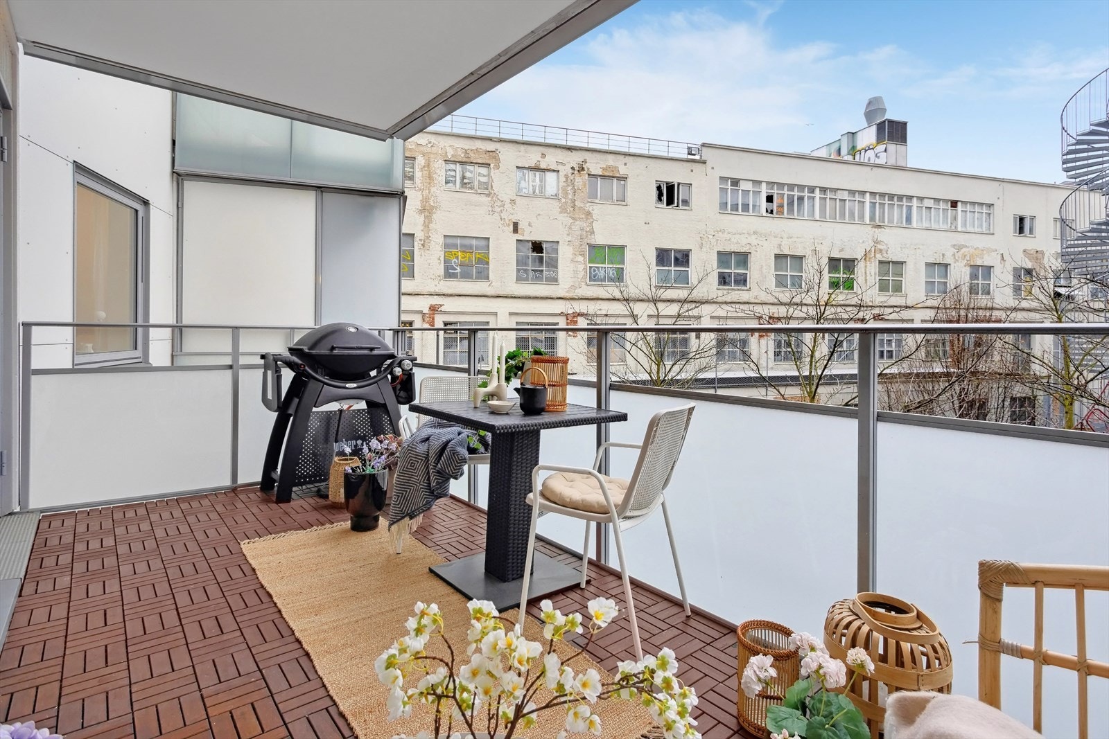 Det er god plass til utemøbler og elektrisk/gassgrill dersom ønskelig. Galleribilde