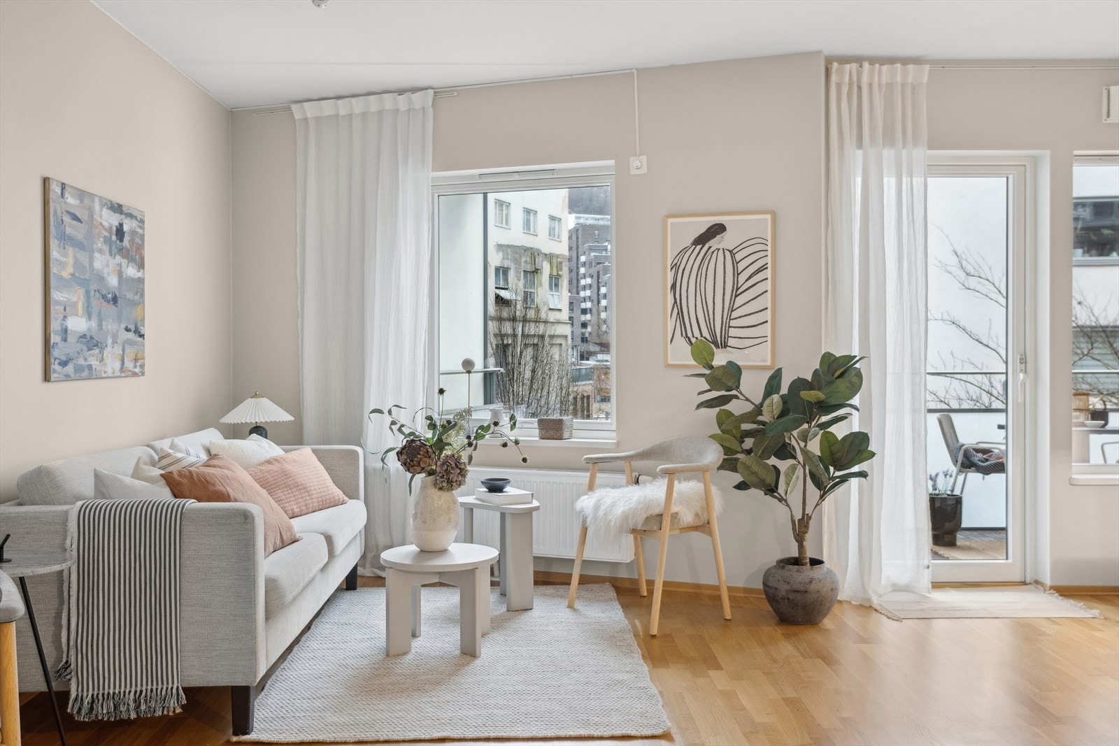 Store vinduer slipper inn mye lys i stuen. Galleribilde