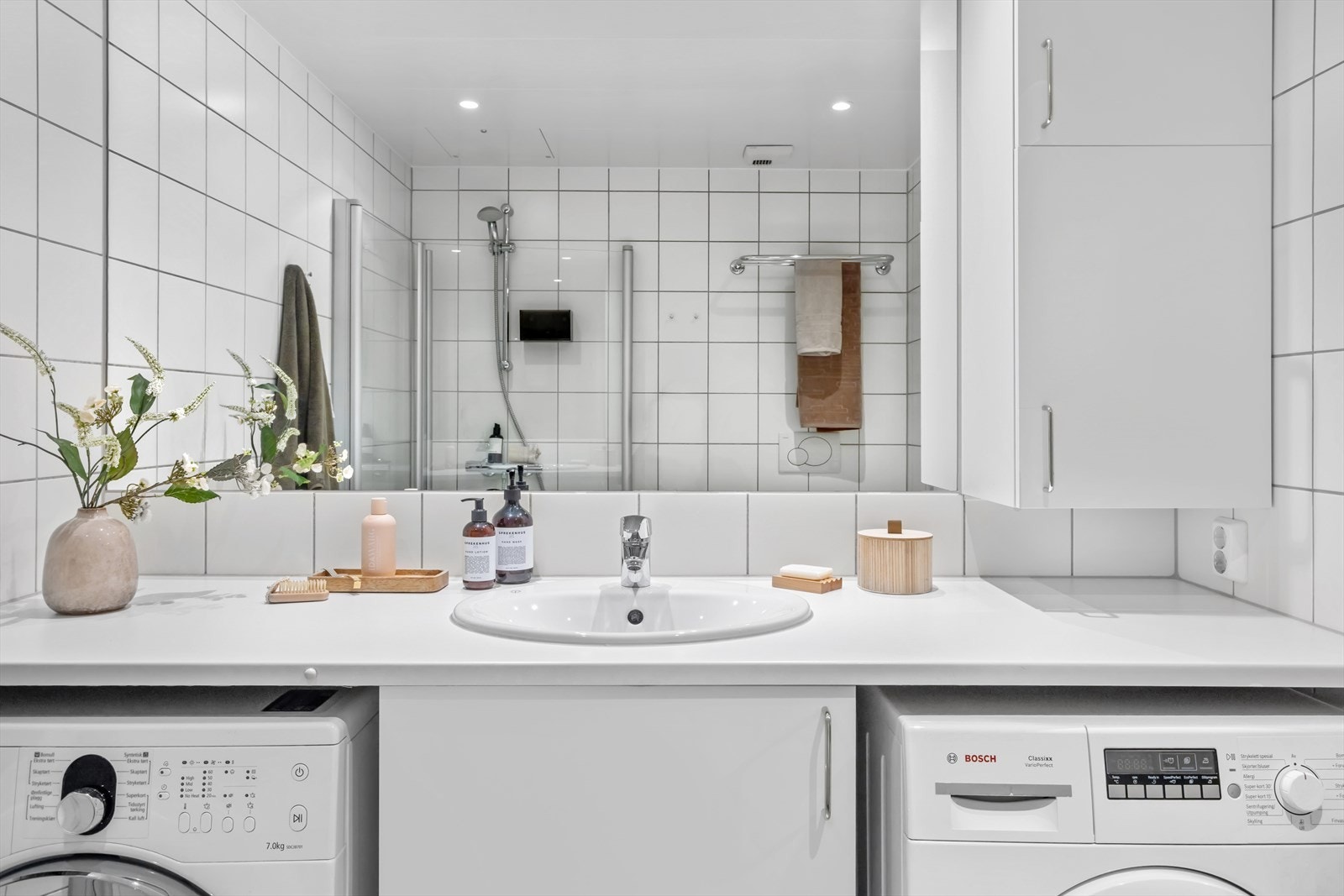 Vaskemaskin og tørketrommel medfølger salget. Galleribilde