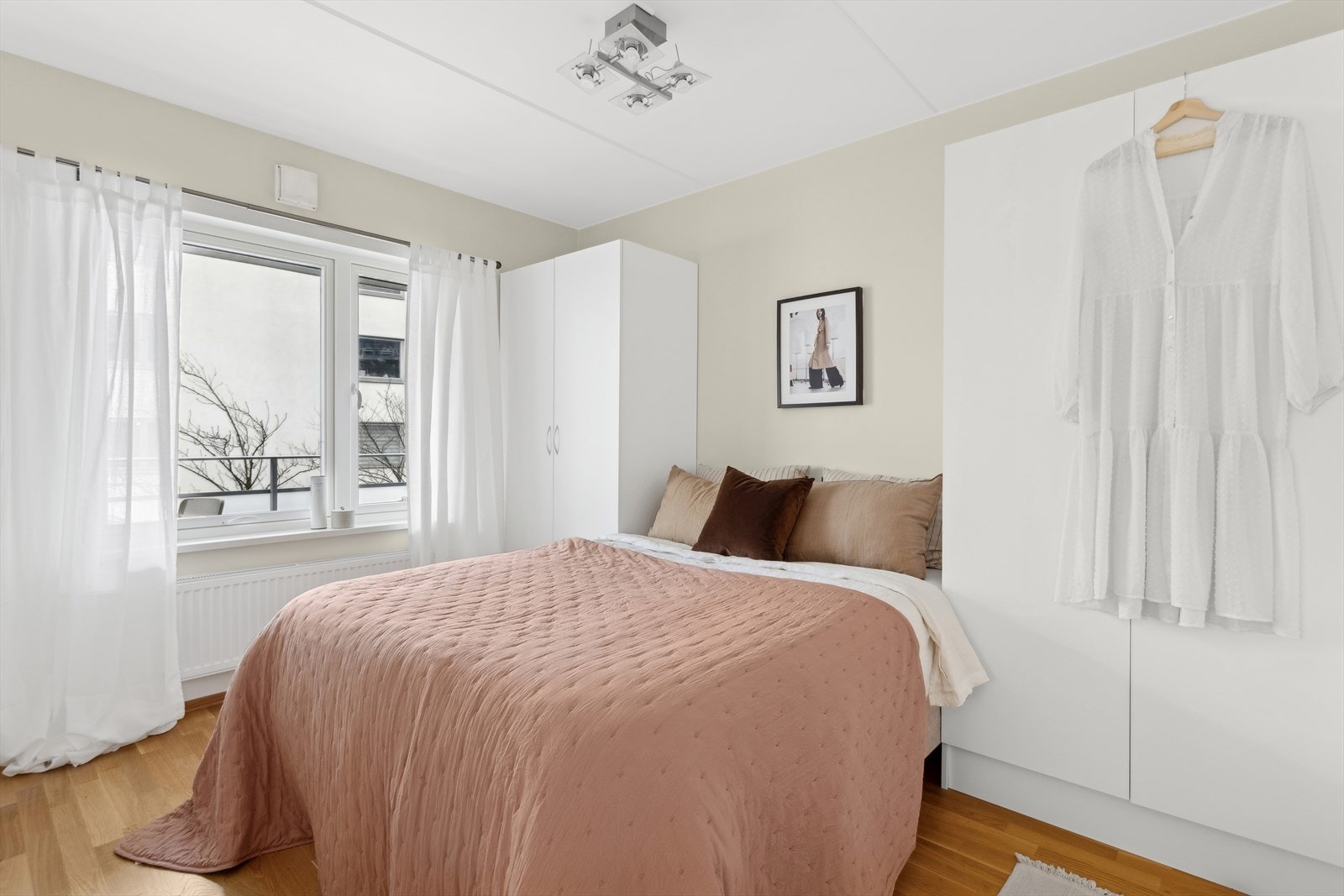 Soverommet har god plass til dobbeltseng og nattbord. Rommet vender ut mot rolige omgivelser. Galleribilde