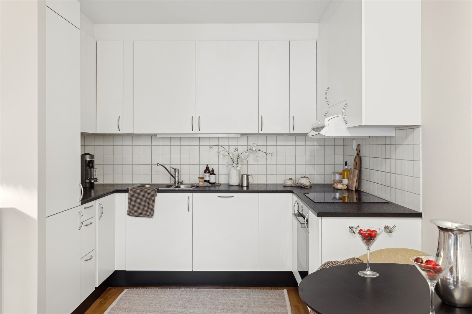 Frontene er lyse, benkeplaten er i laminat. Her er det rikelig med skap- og benkeplass. Galleribilde