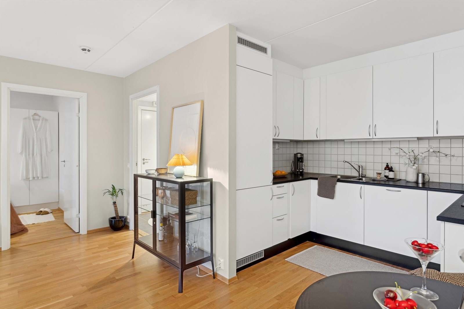 Integrert kjøl/frys, oppvaskmaskin, stekeovn og nedfelt platetopp medfølger salget. Galleribilde