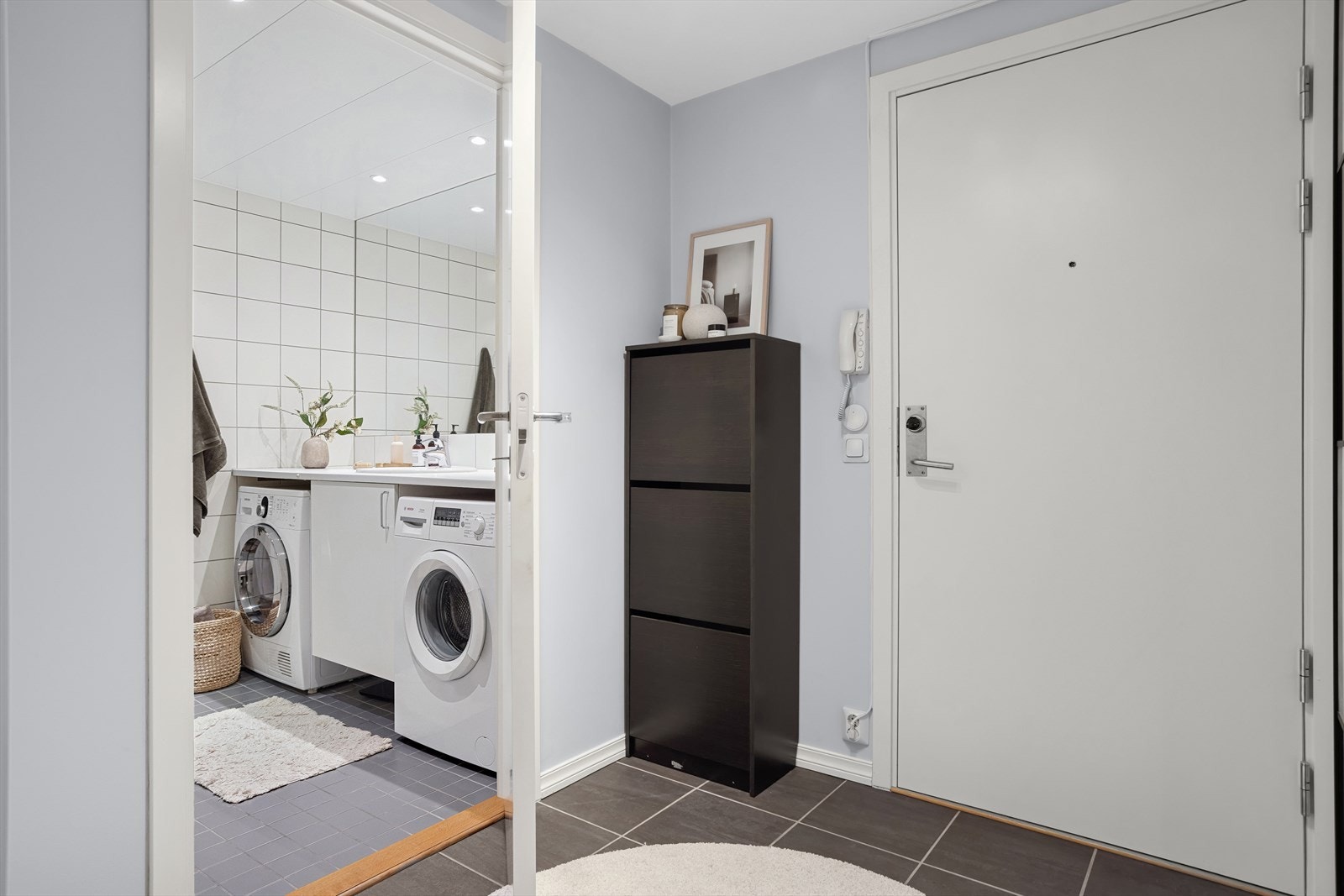 Leiligheten ligger i 2. etasje med heisadkomst. I entreen har du god plass til å henge fra deg yttertøy og sette fra deg sko i et stort garderobeskap med skyvedører, som medfølger salget. Galleribilde