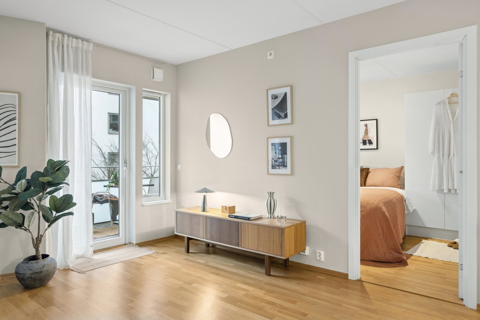 Leilighetens soverom finner vi vegg i vegg med stuen. Galleribilde