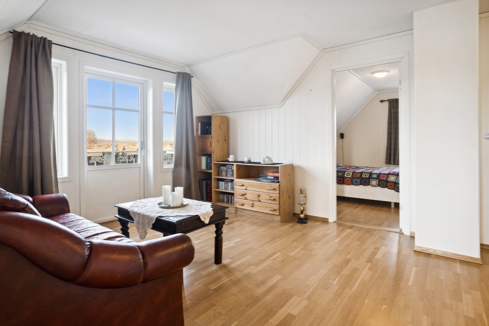 Utgang til balkong fra stuen Galleribilde