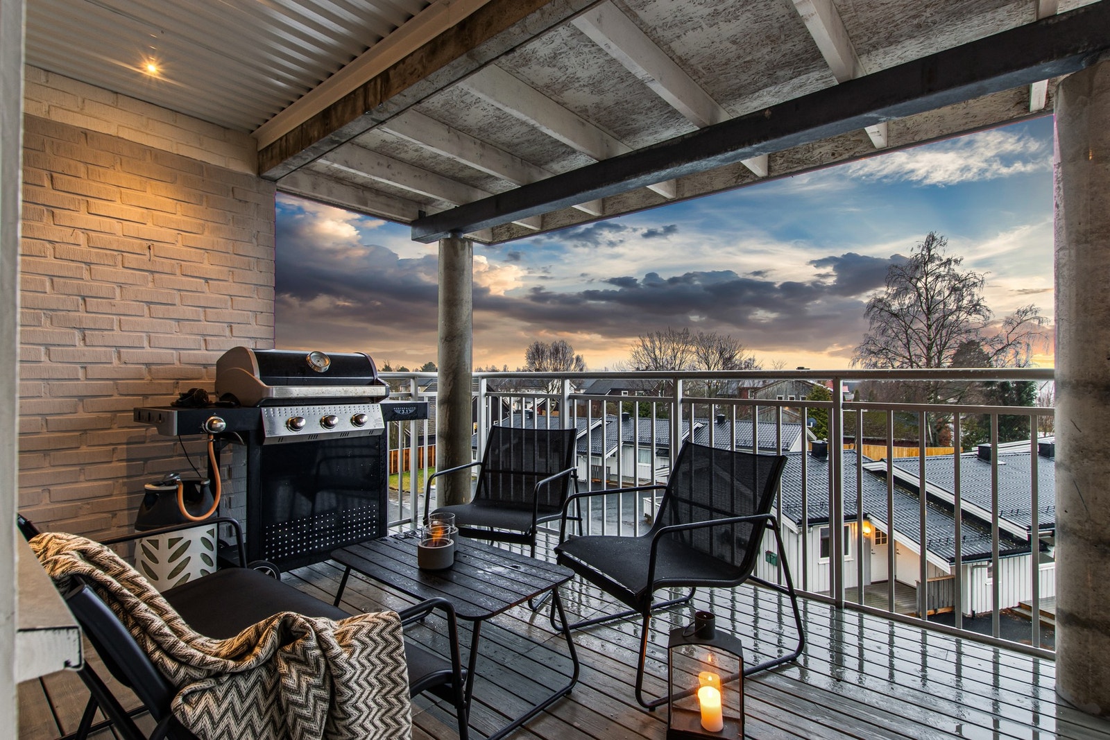 Romslig takoverbygd terrasse med utsikt mot sentrum ( sør/sørvest) Galleribilde