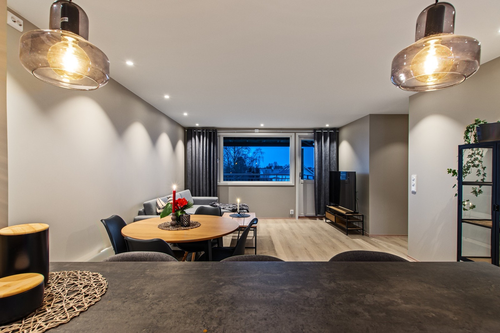 Kjekk barløsning fra kjøkken mot stue. Galleribilde