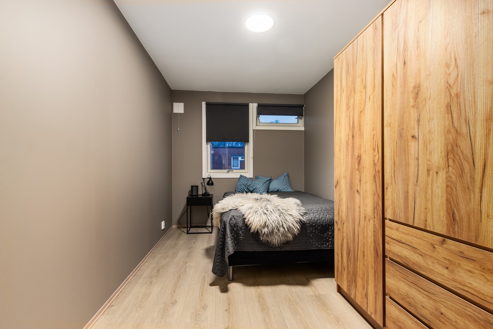 Soverom med plass til stort garderobeskap. Galleribilde