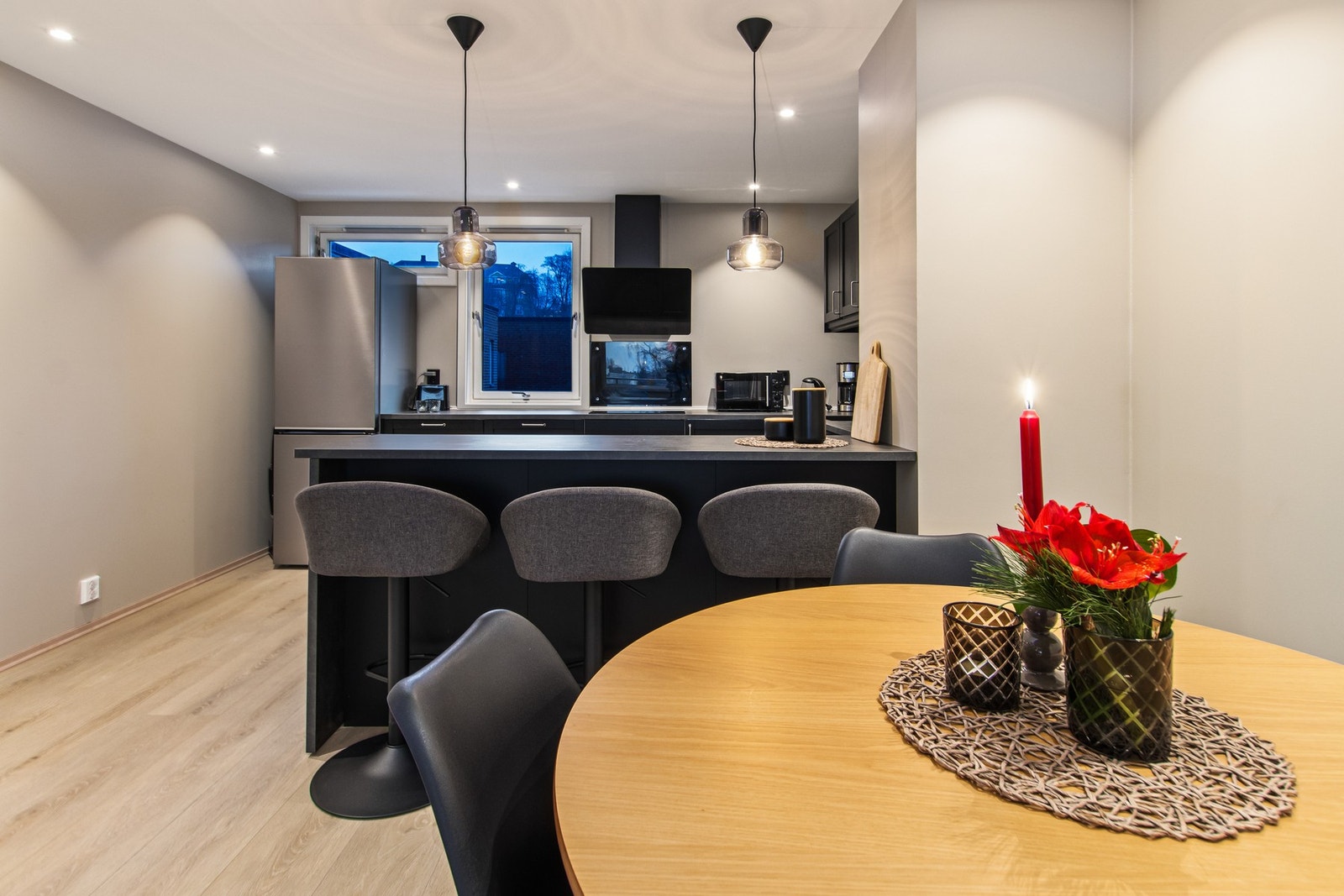 Plass til spisebord ved kjøkkenet. Galleribilde