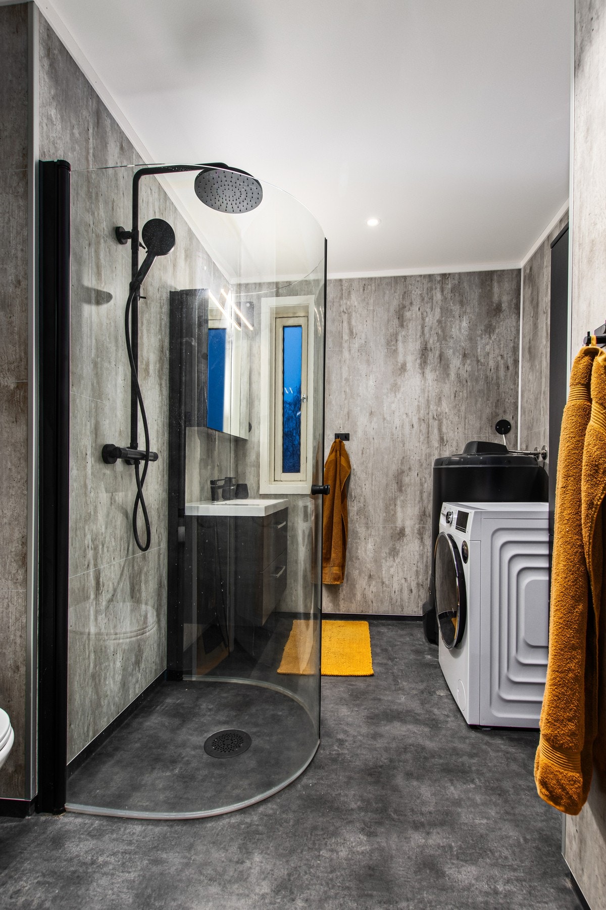 Vegg mellom wc og bad ble slått ned og det er byttet sluk. Romslig bad/vaskerom. Galleribilde