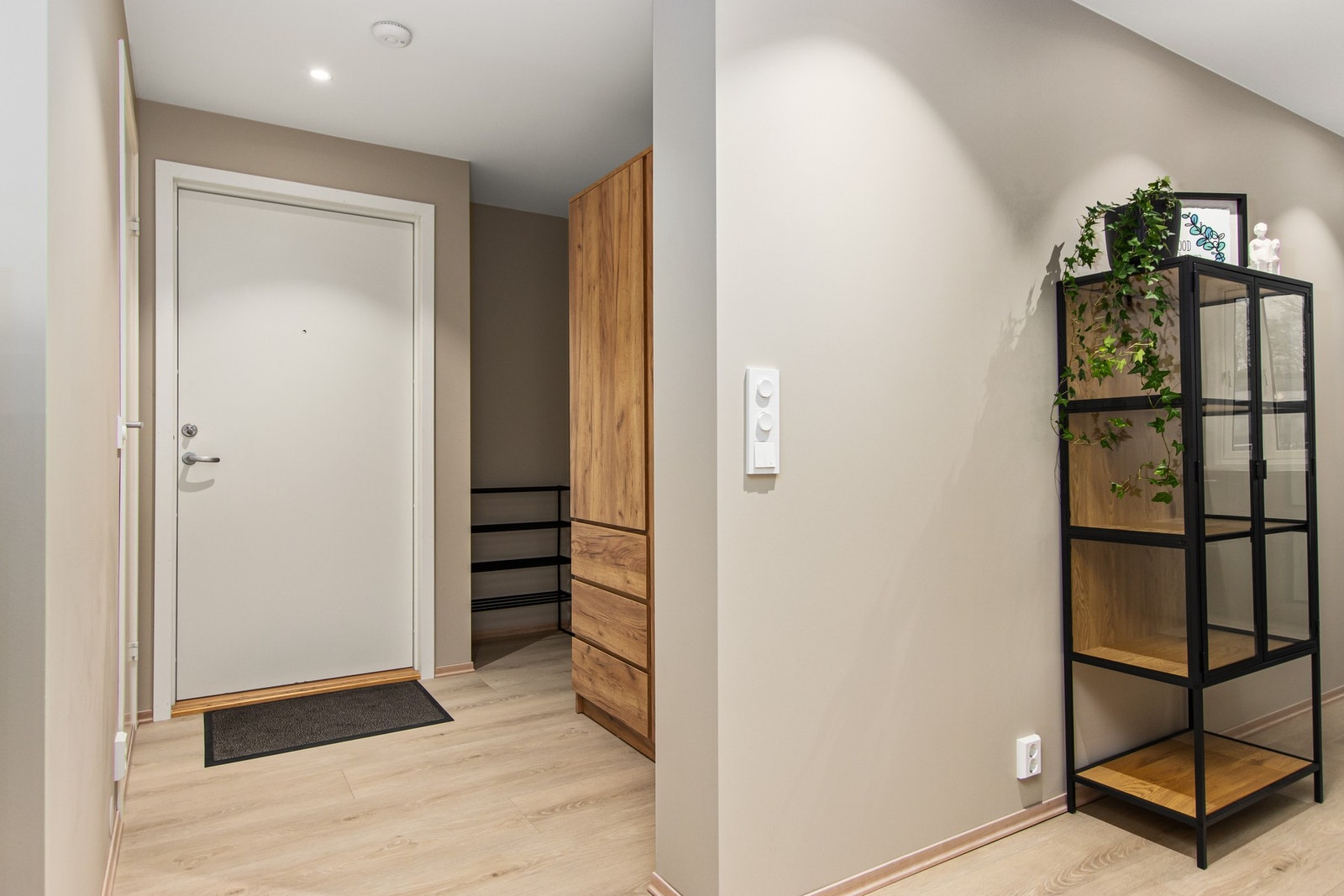 Vindfang med garderobeskap og skohylle. Galleribilde