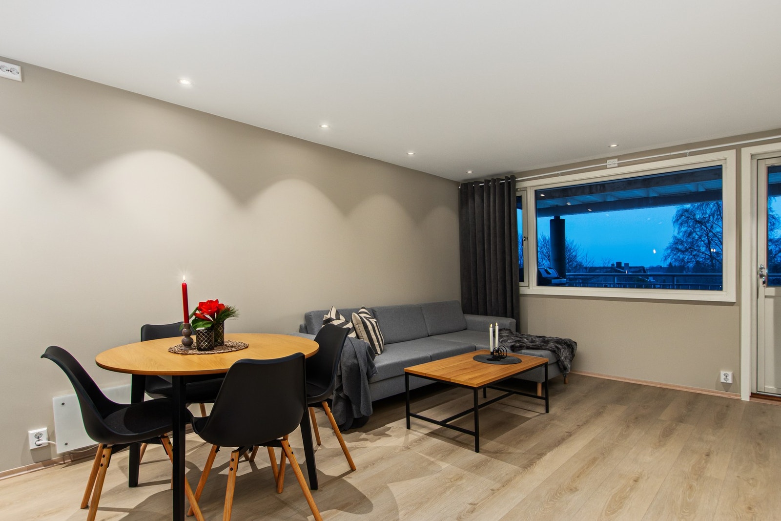 Stue. Innfelte spotlights på stue og kjøkken. Galleribilde