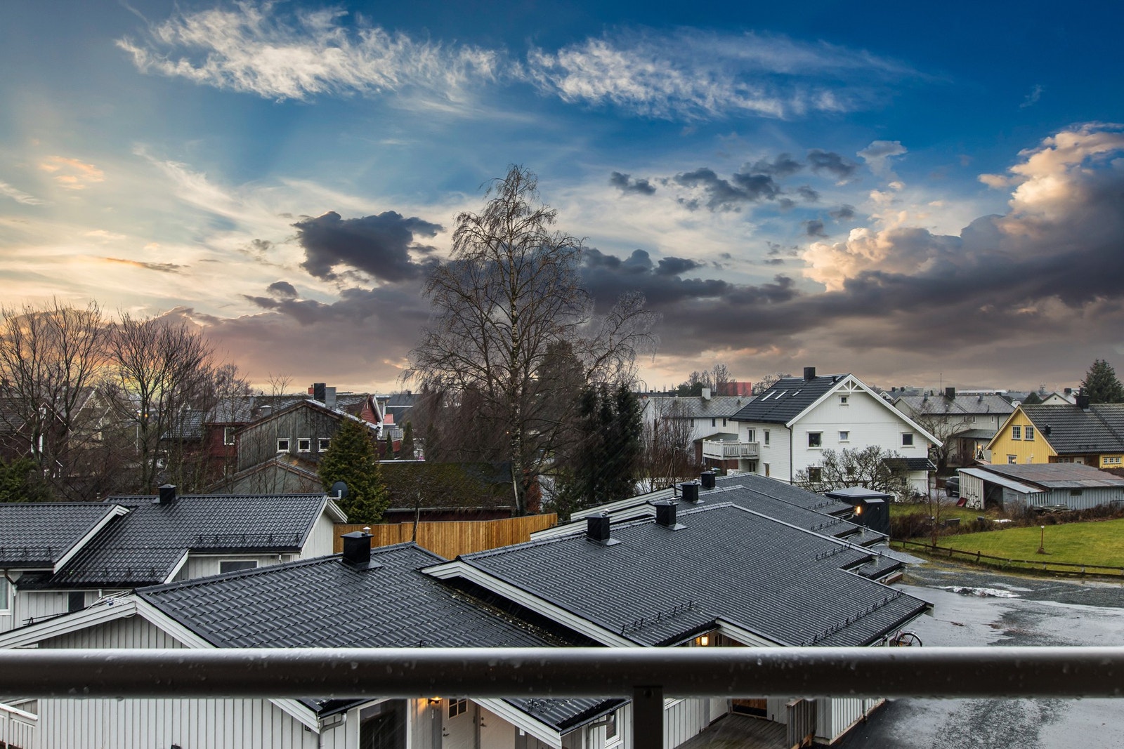 Åpent mot sør/vest. God utsikt med flotte solforhold. Galleribilde
