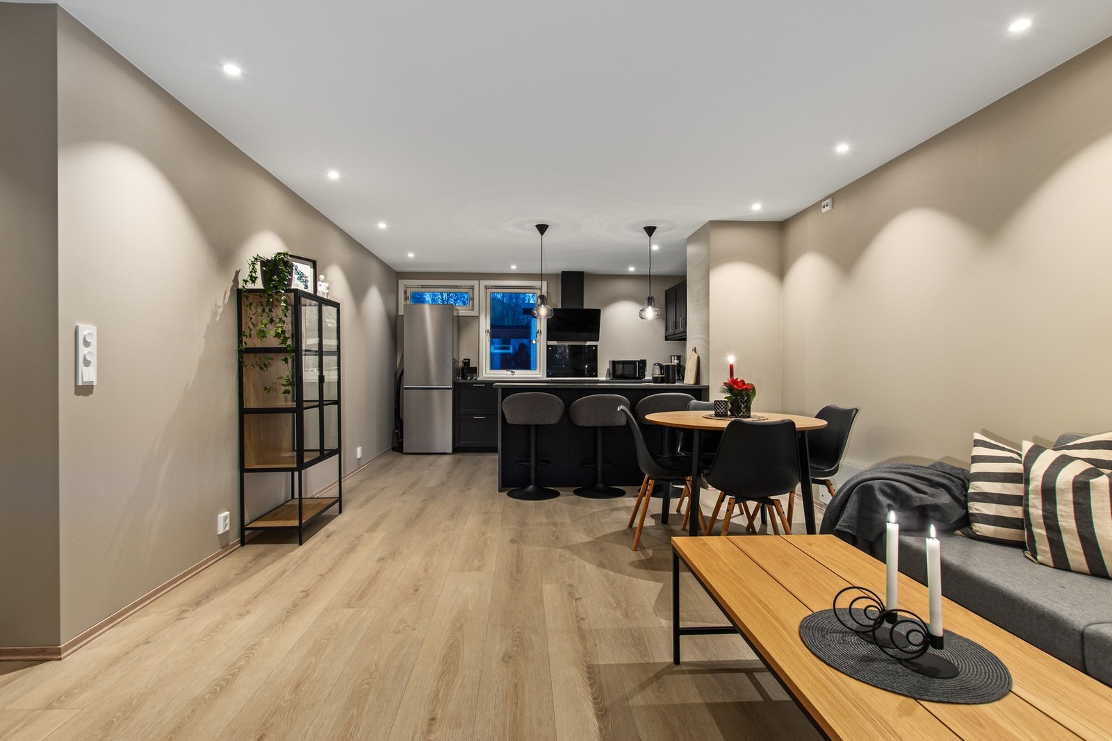 Stue mot kjøkken. Hele det innvendige elektrisk anlegget er lagt nytt. Hele leiligheten ble oppusset i 2024. Galleribilde