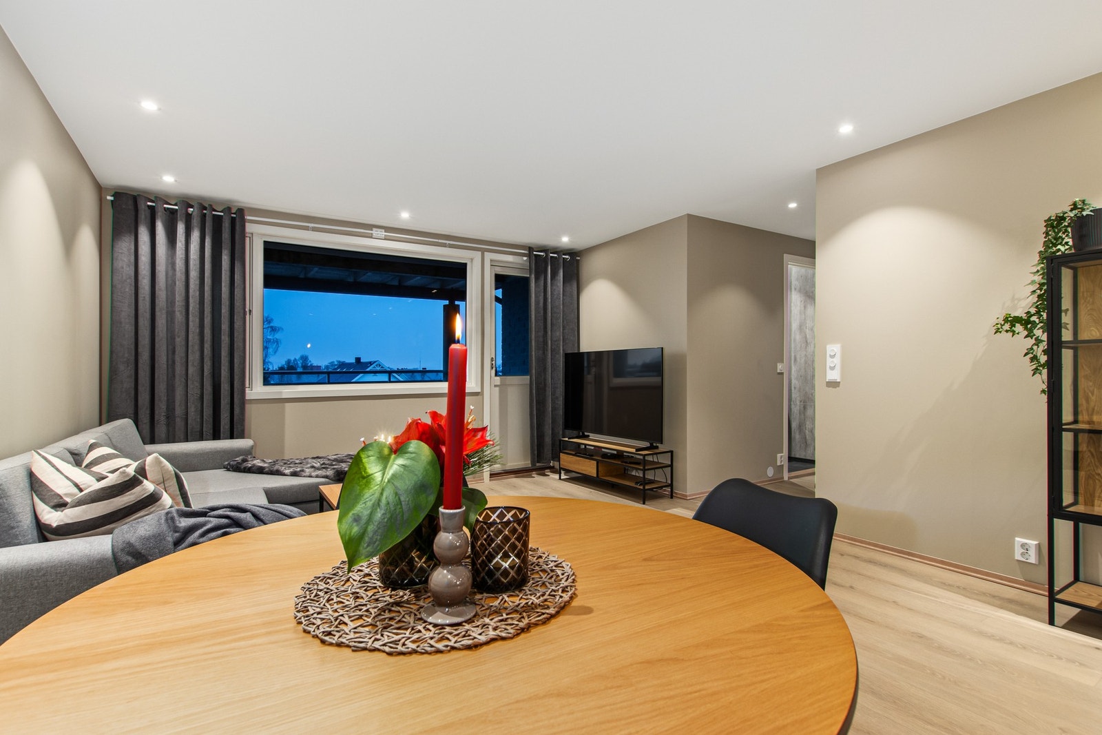 Romslig stue med utgang til takoverbygd terrasse. Galleribilde