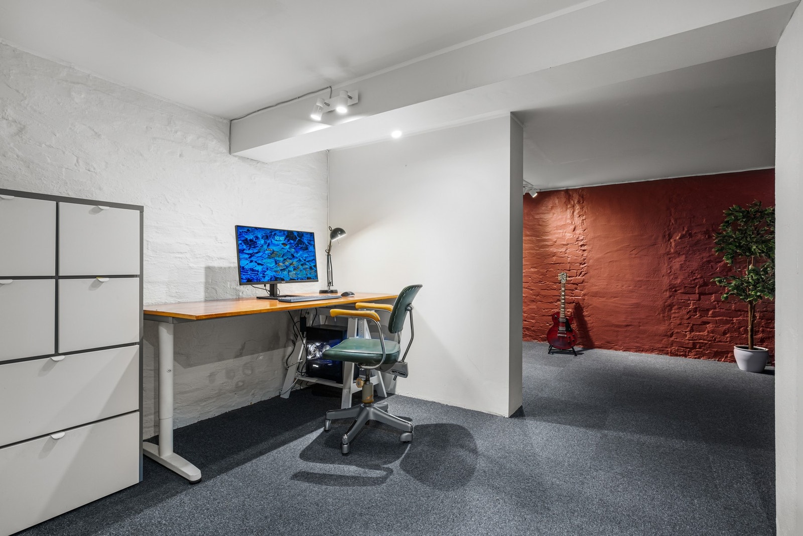 Rom i kjeller innredet og brukt som kontor og kjellerstue/soverom. Det er ikke søkt om bruksendring for dette rommet. Galleribilde