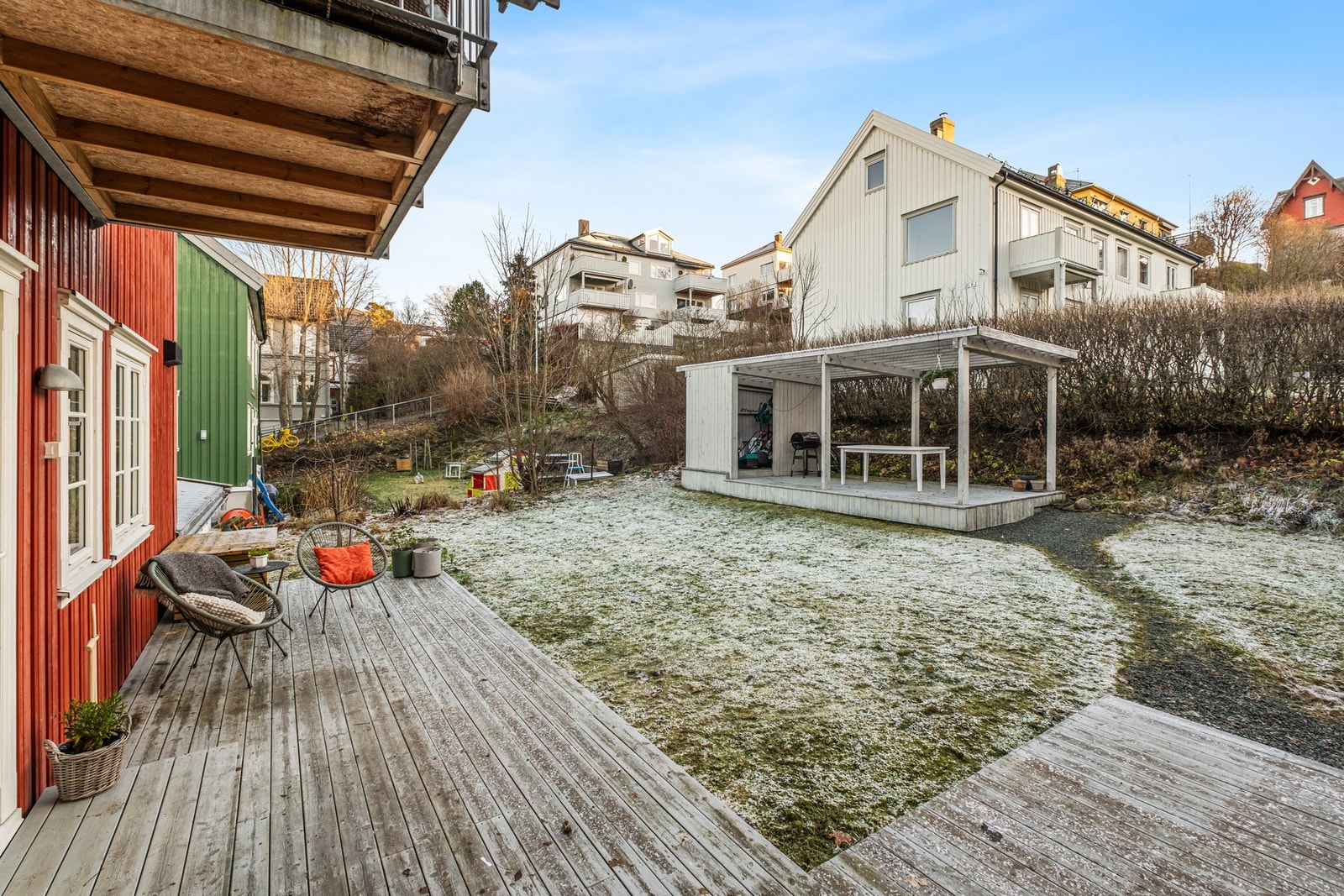 Her har du flere solrike uteplasser Galleribilde