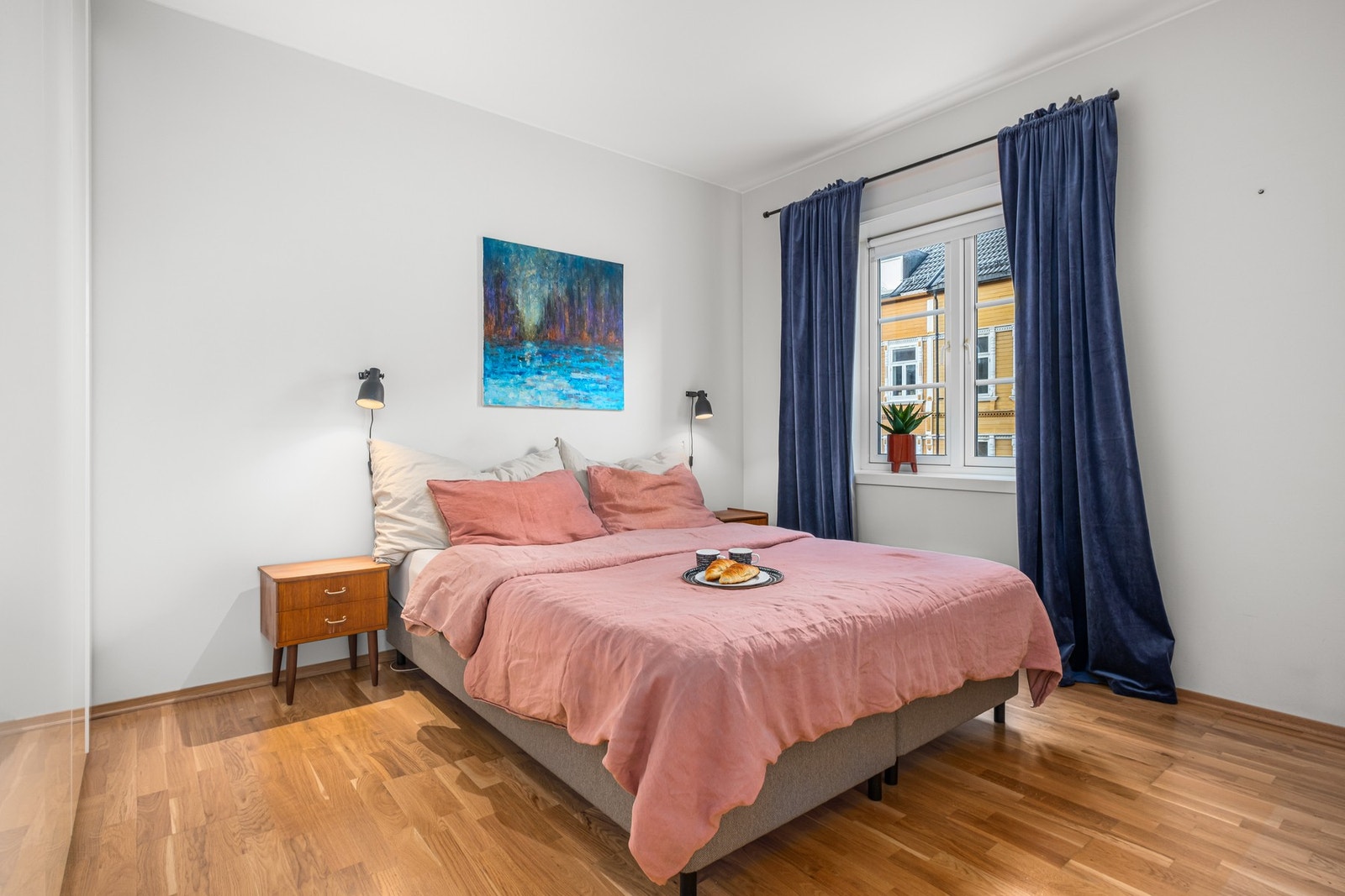 Romslig soverom på 11,5kvm med garderobeskap Galleribilde