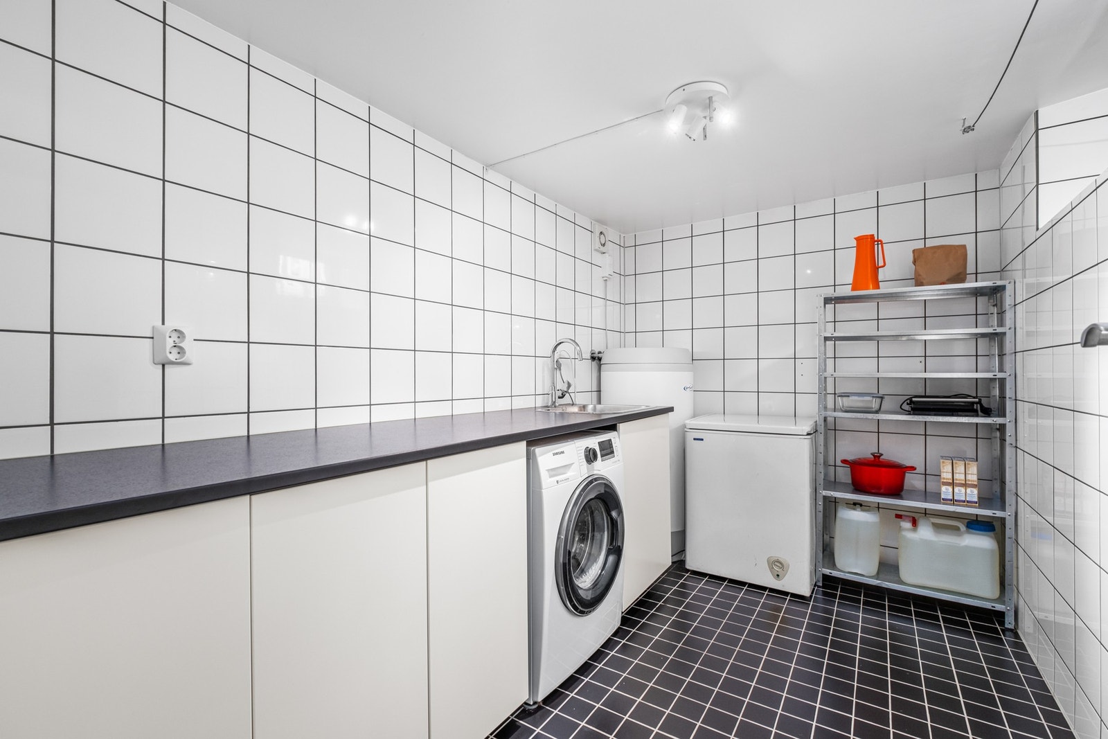 Praktisk vaskerom i kjeller Galleribilde