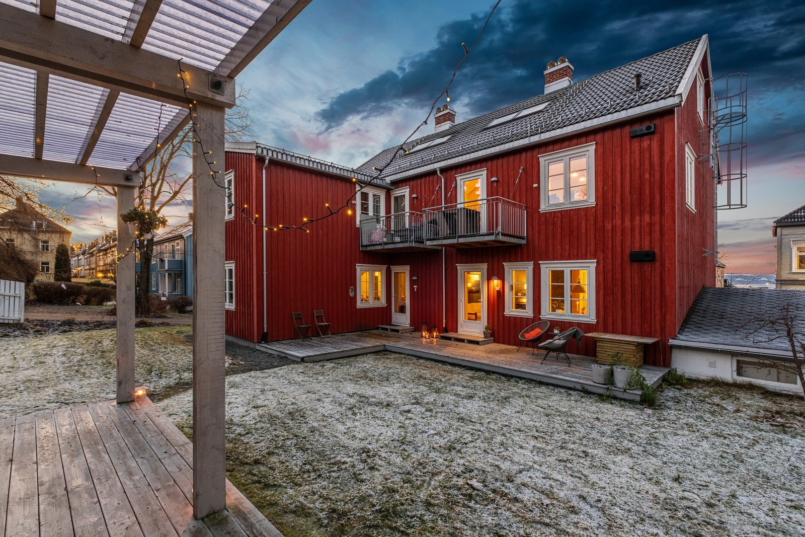 På tomten er det en felles overbygget terrasse Galleribilde