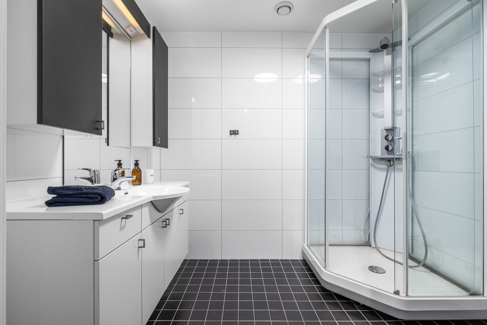 Pen, flislagt bad i boligens 1. etasje Galleribilde