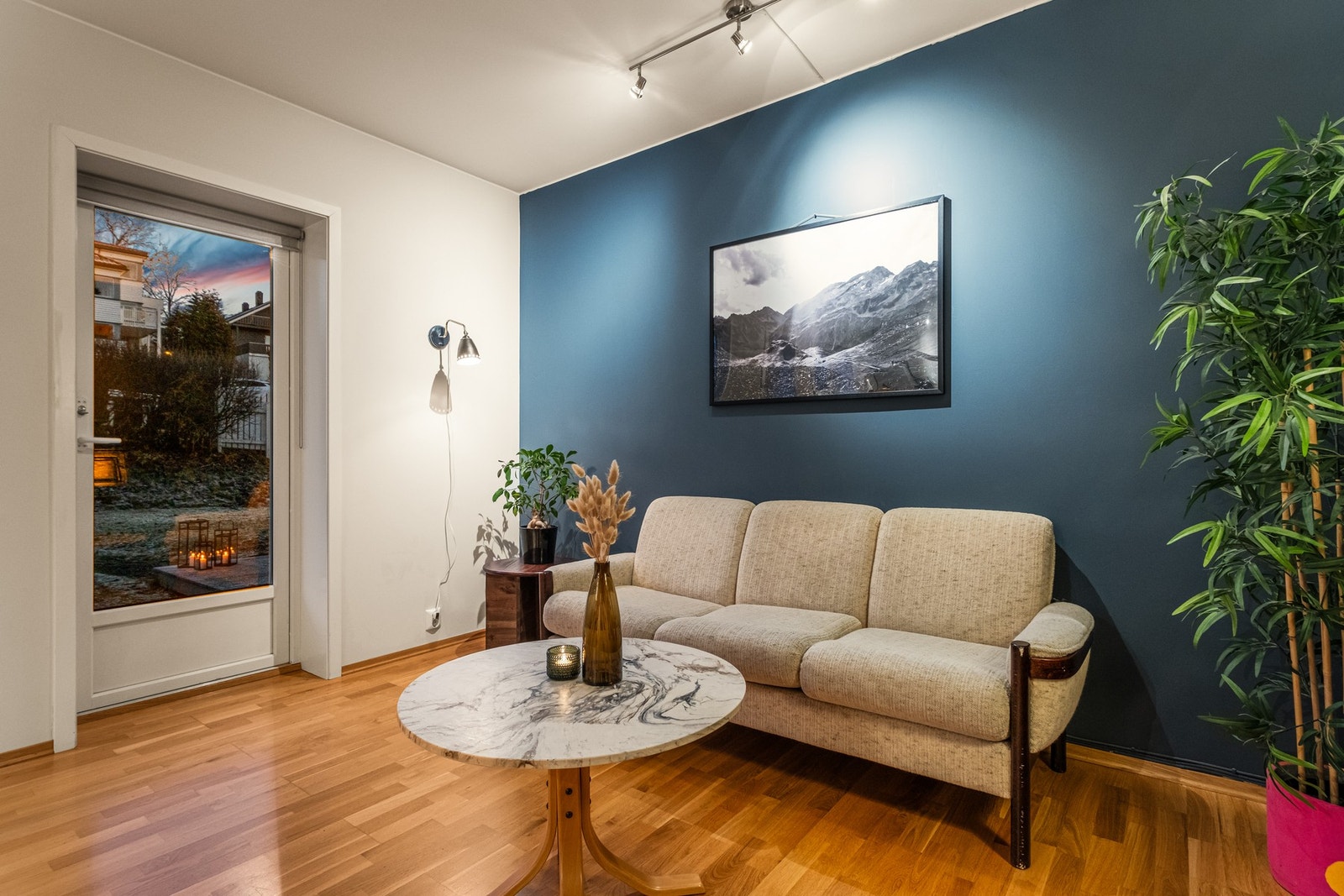 Fra stuen har du utgang til terrasse og hagen som ligger fint og skjermet til Galleribilde